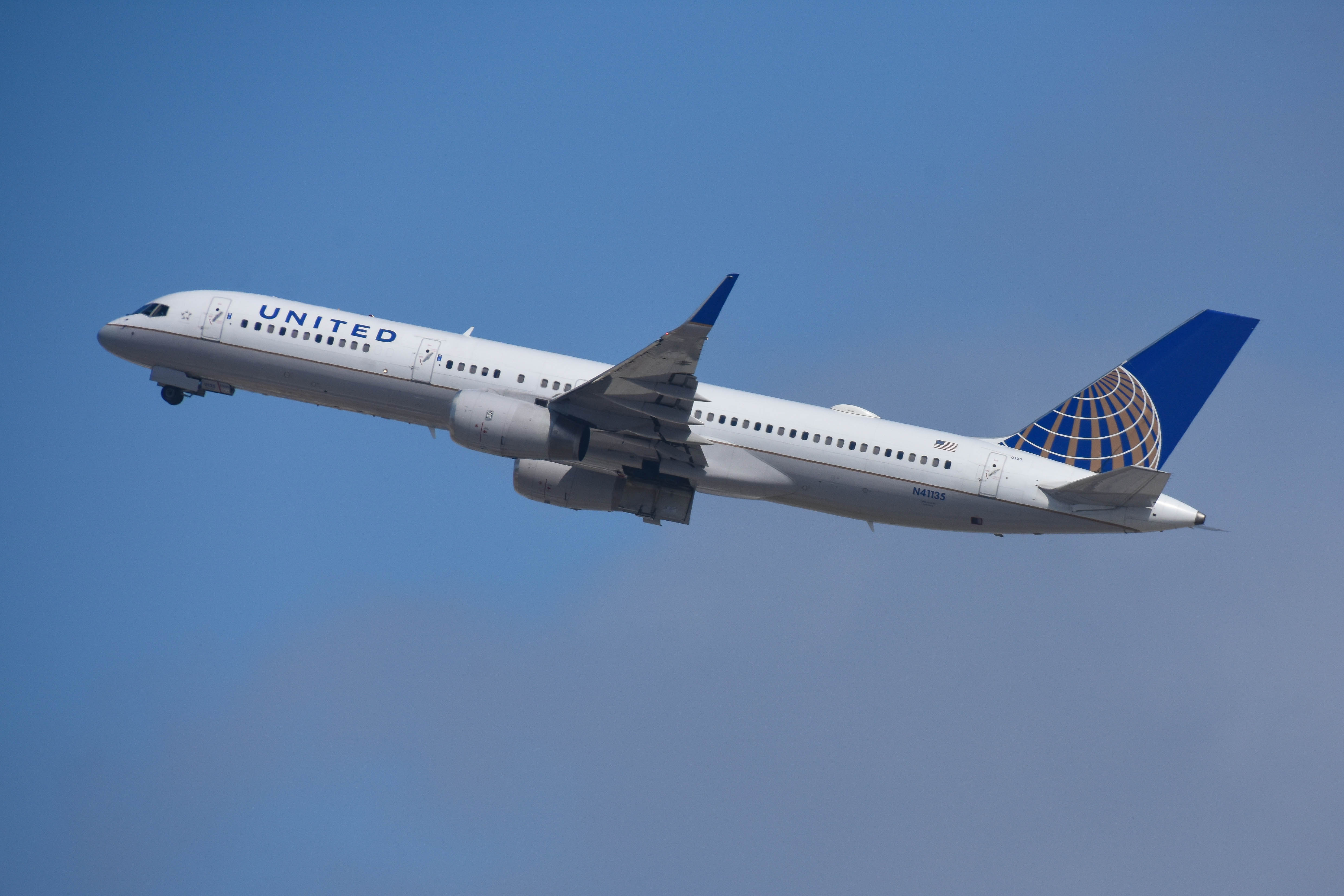 N41135/N41135 United Airlines Boeing 757-224(WL) Photo by colinw - AVSpotters.com