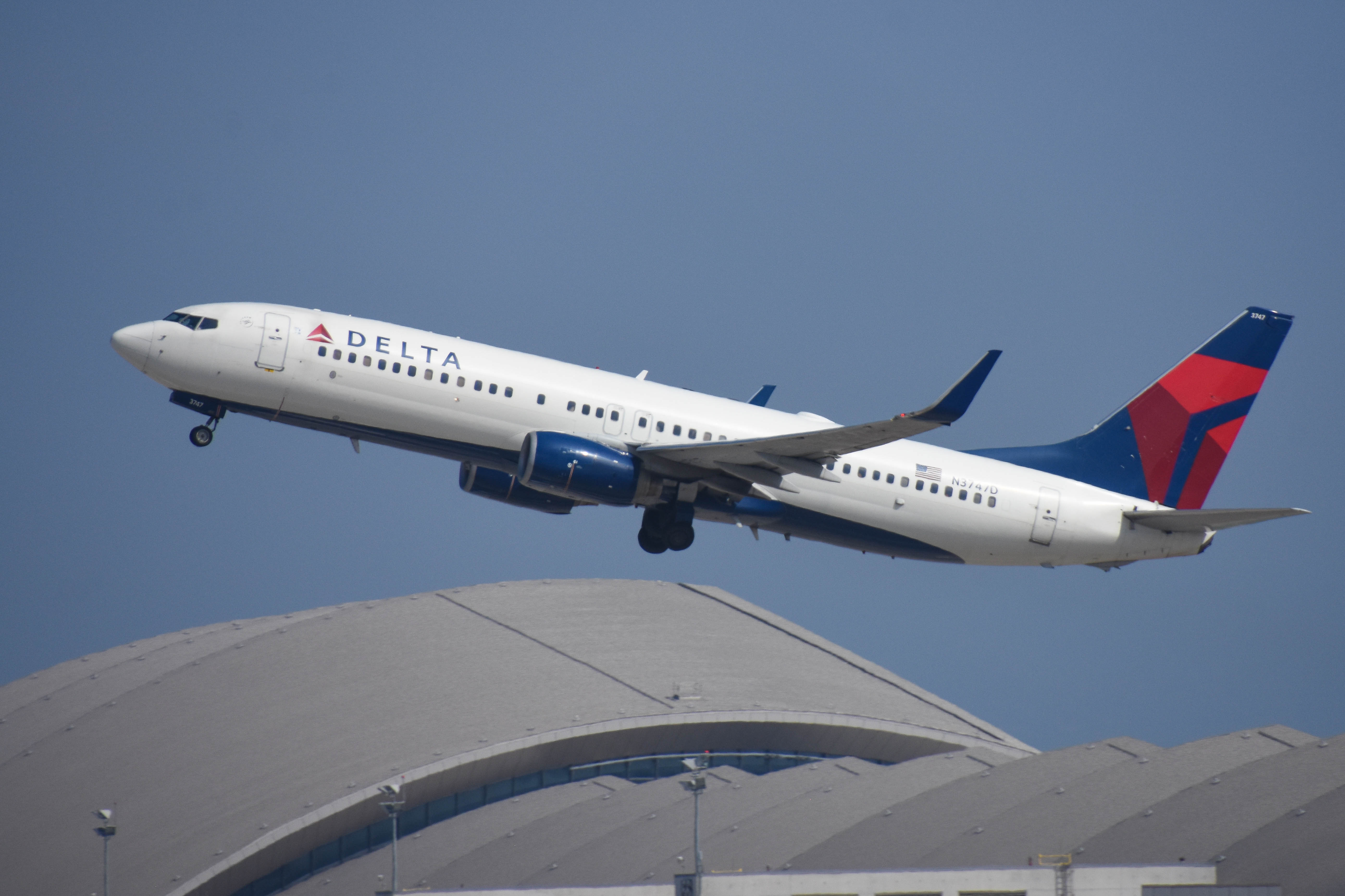 N3747D/N3747D Delta Air Lines Boeing 737-832(WL) Photo by colinw - AVSpotters.com