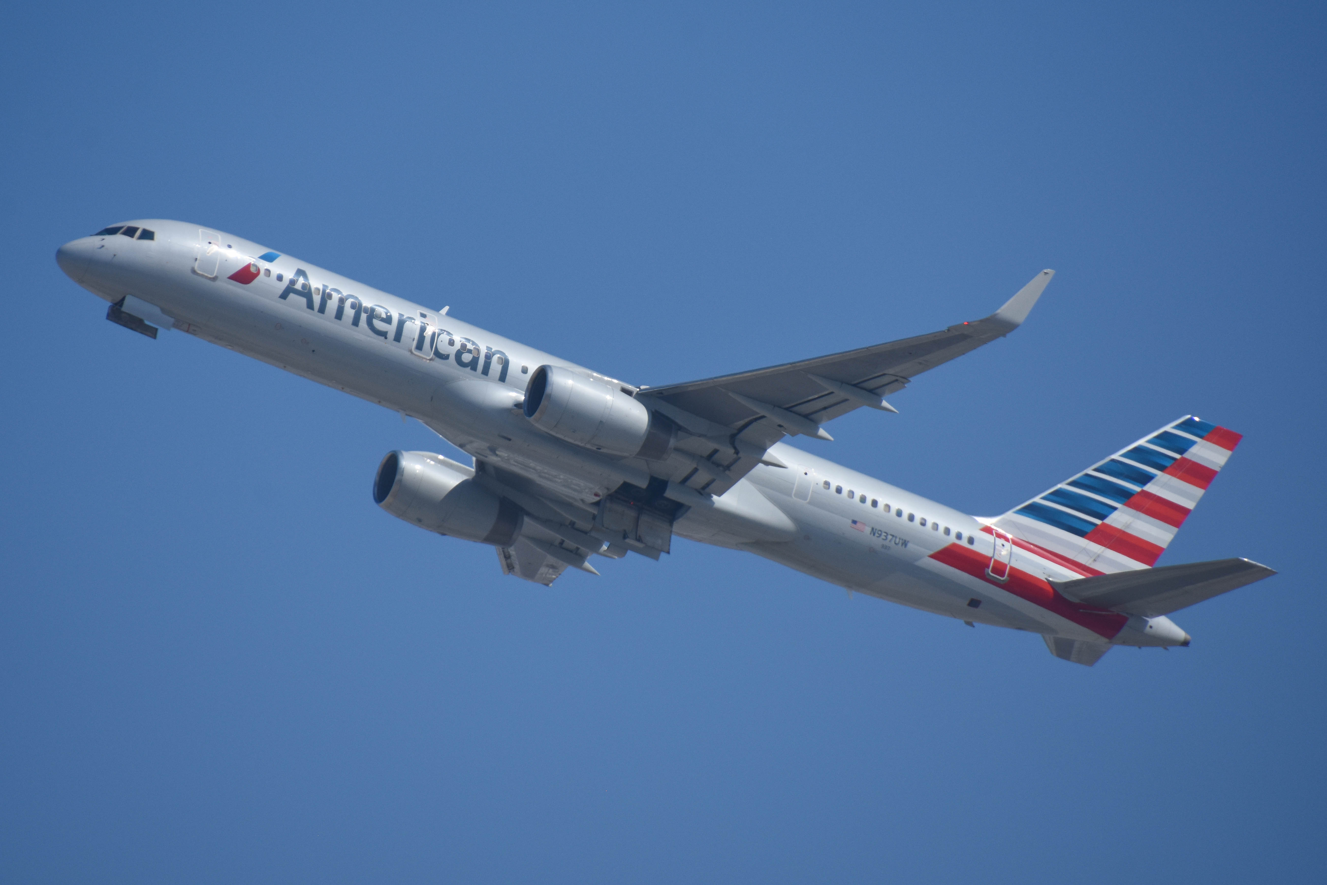 N937UW/N937UW American Airlines Boeing 757-2B7(WL) Photo by colinw - AVSpotters.com