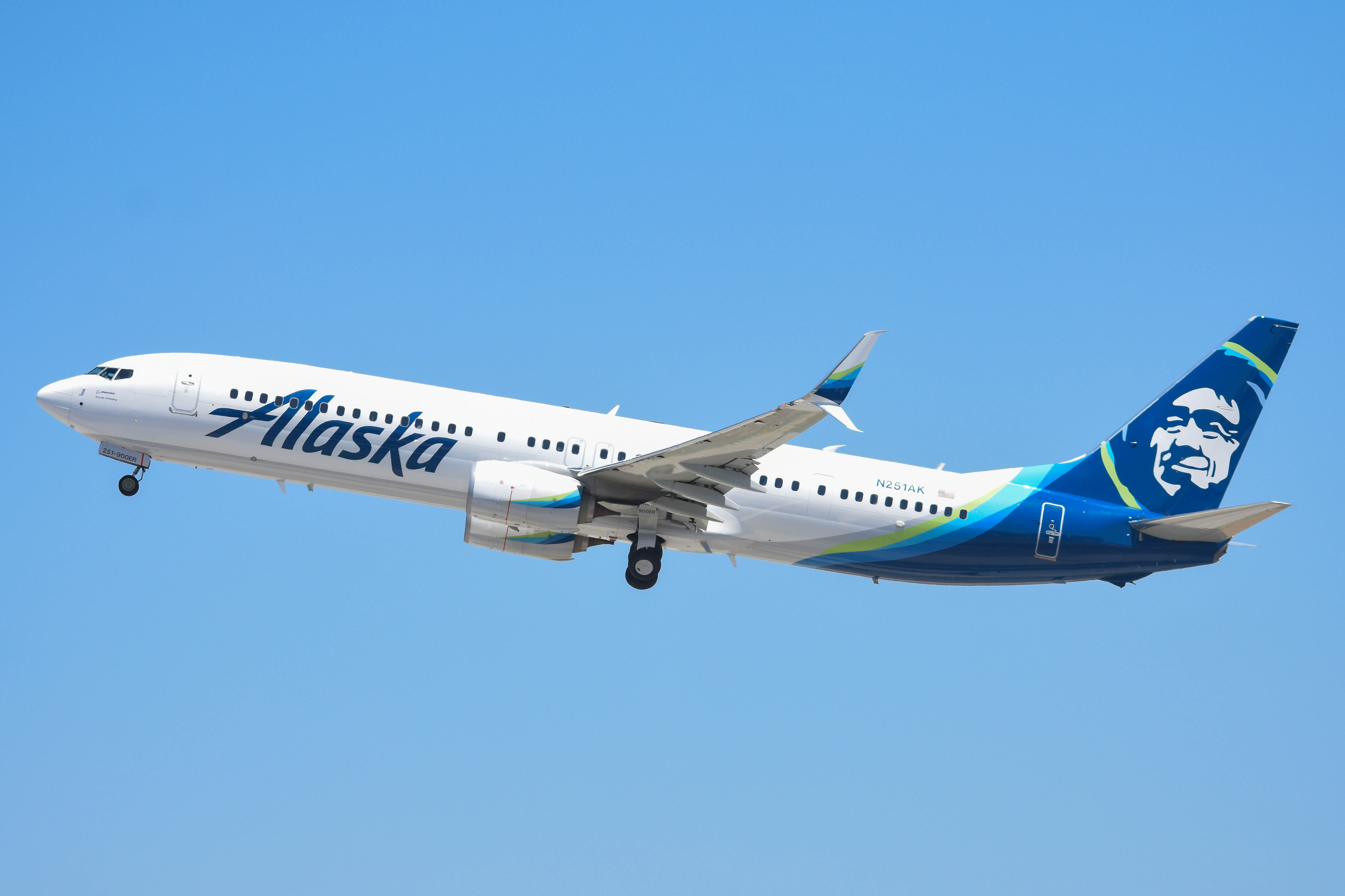 N251AK/N251AK Alaska Airlines Boeing 737-990ER(WL) Photo by colinw - AVSpotters.com