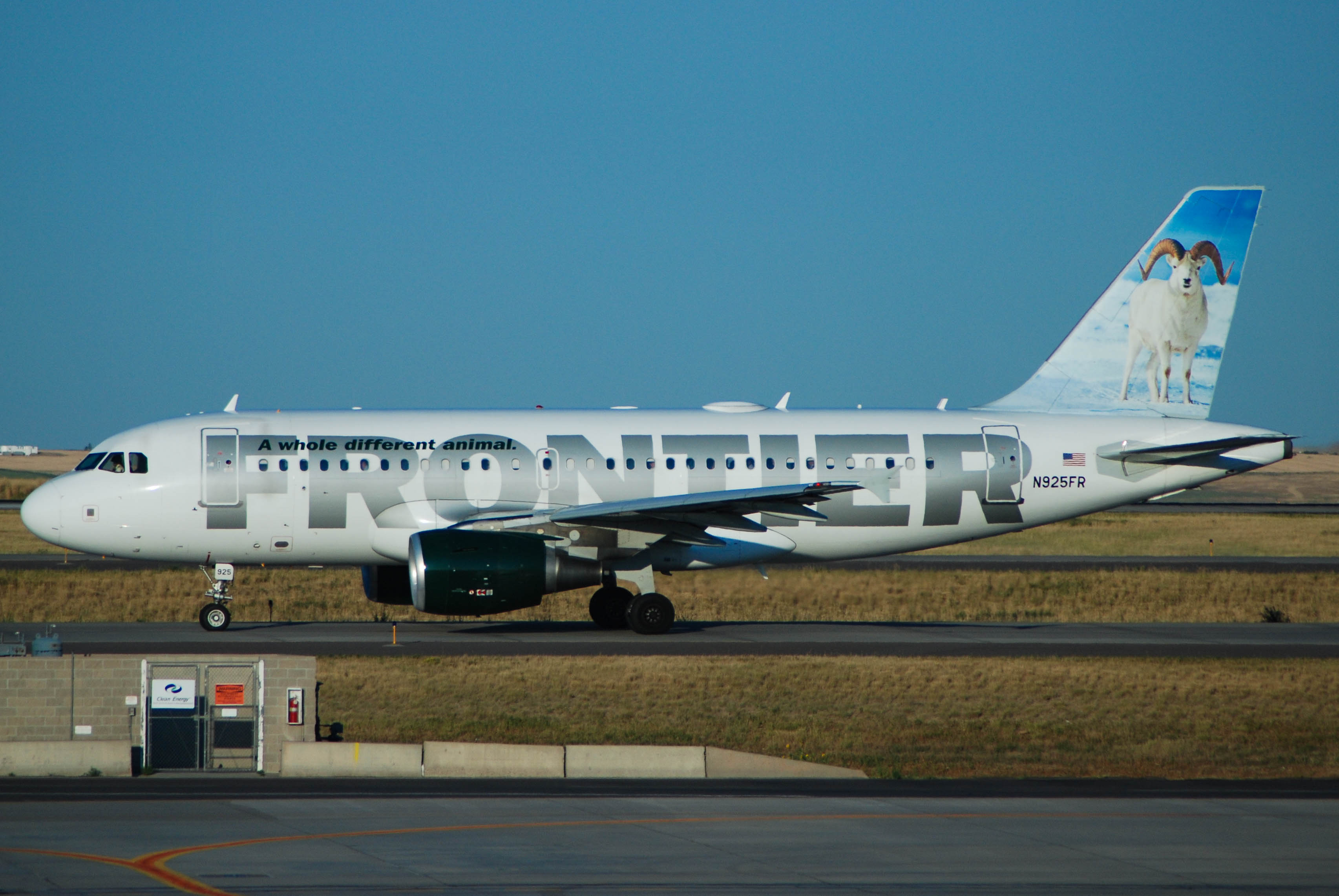 N925FR/N925FR Frontier Airlines Airbus A319-111 Photo by colinw - AVSpotters.com