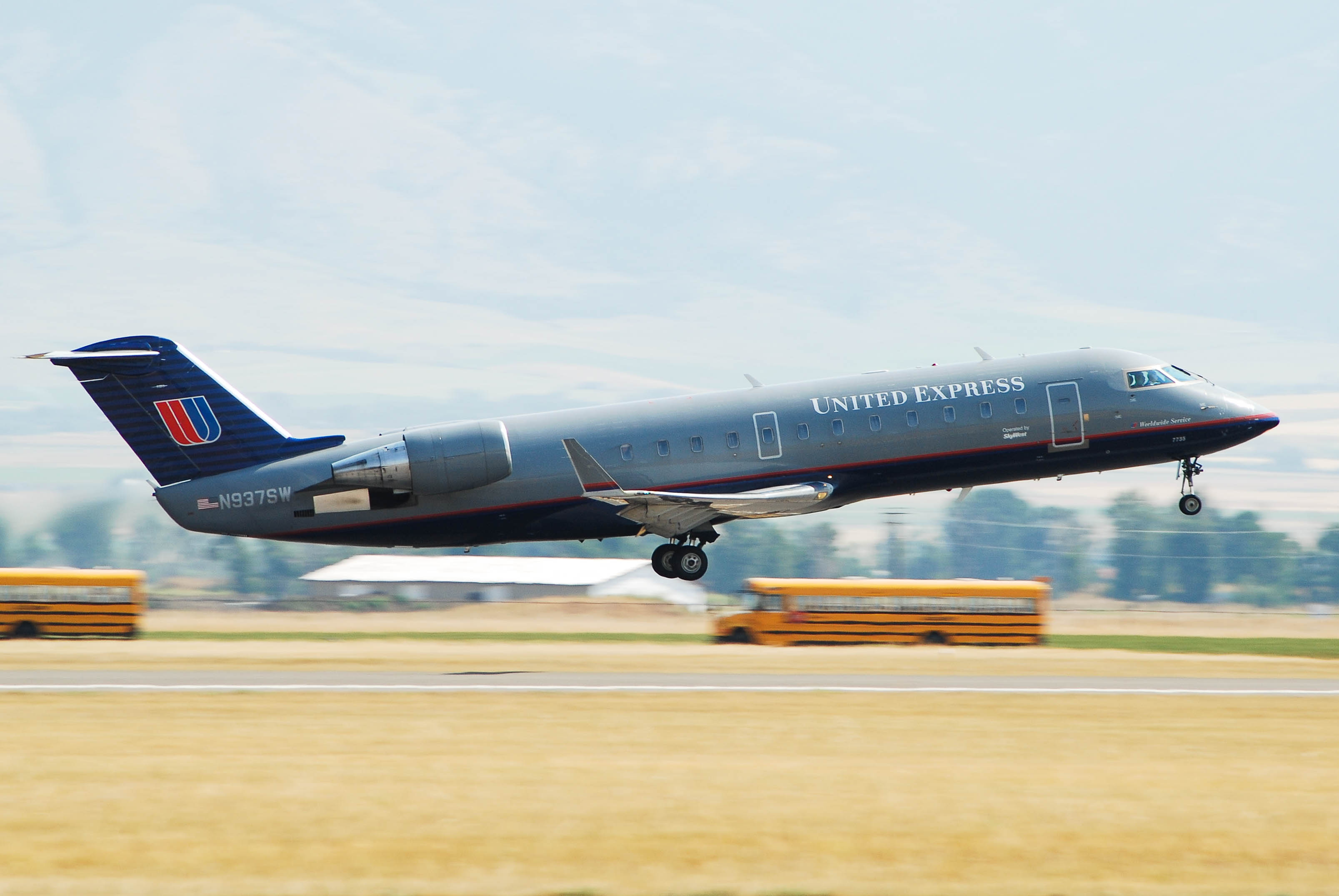 N937SW/N937SW United Express Bombardier CRJ-200 Airframe Information - AVSpotters.com