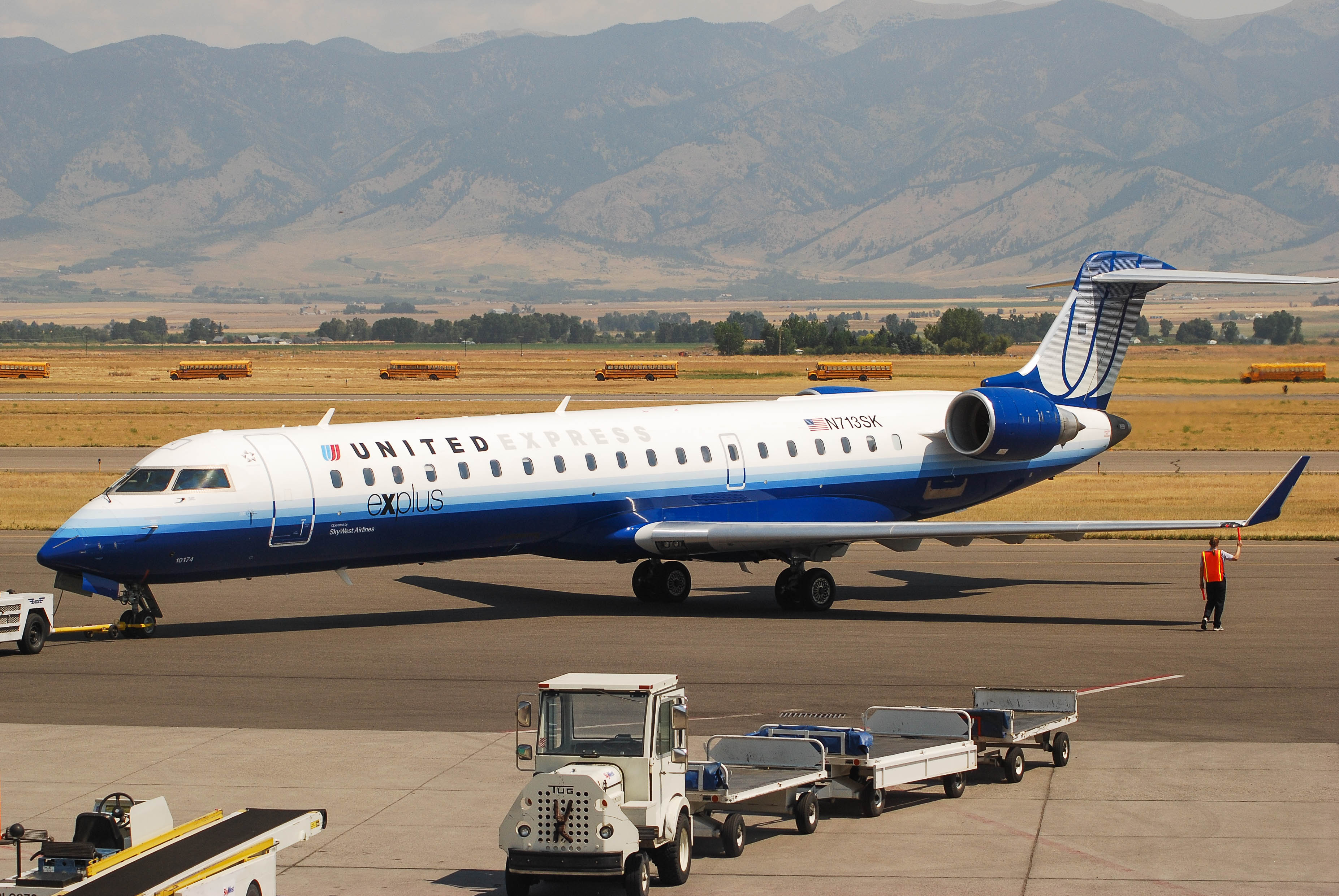 N713SK/N713SK United Express Bombardier CRJ-701 Photo by colinw - AVSpotters.com