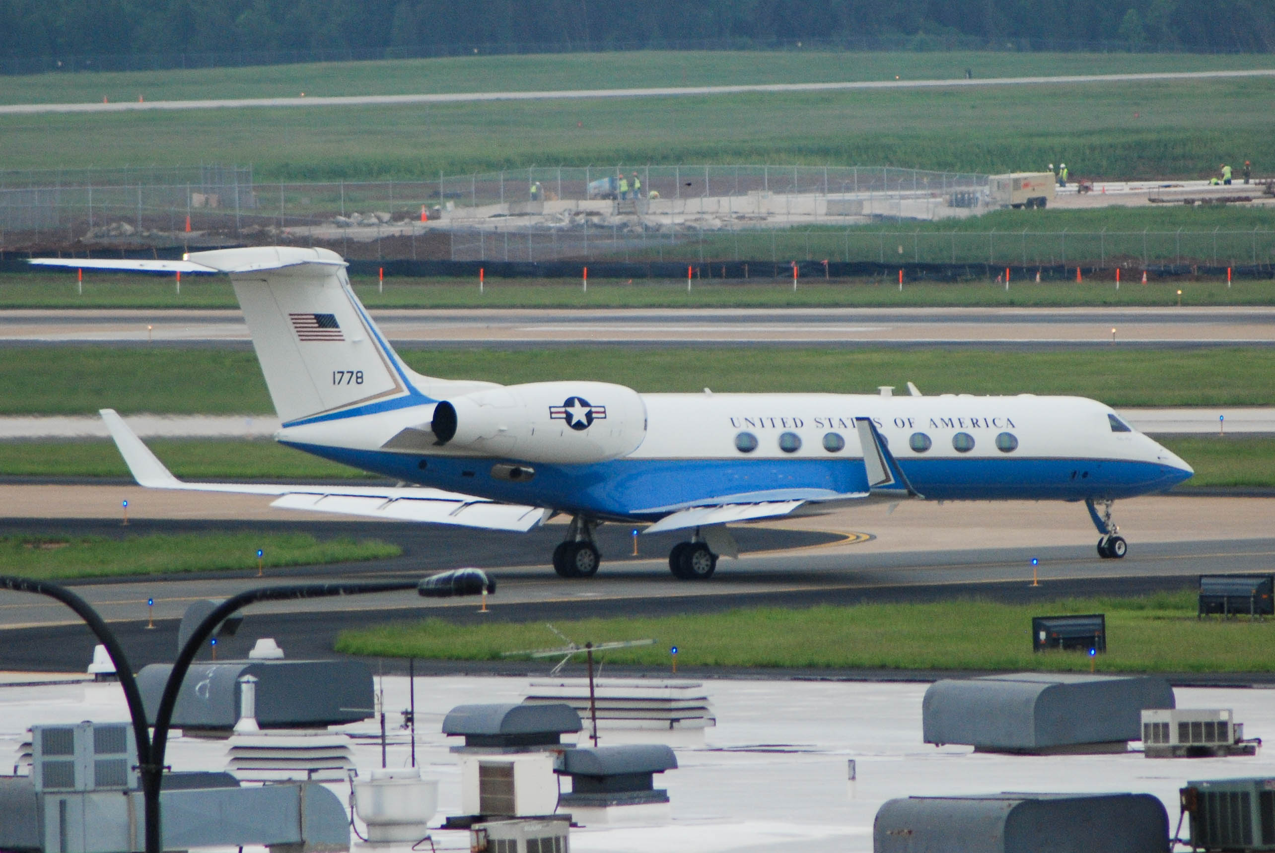 04-01778/0401778 USAR - United States Army Gulfstream C-37B Photo by colinw - AVSpotters.com