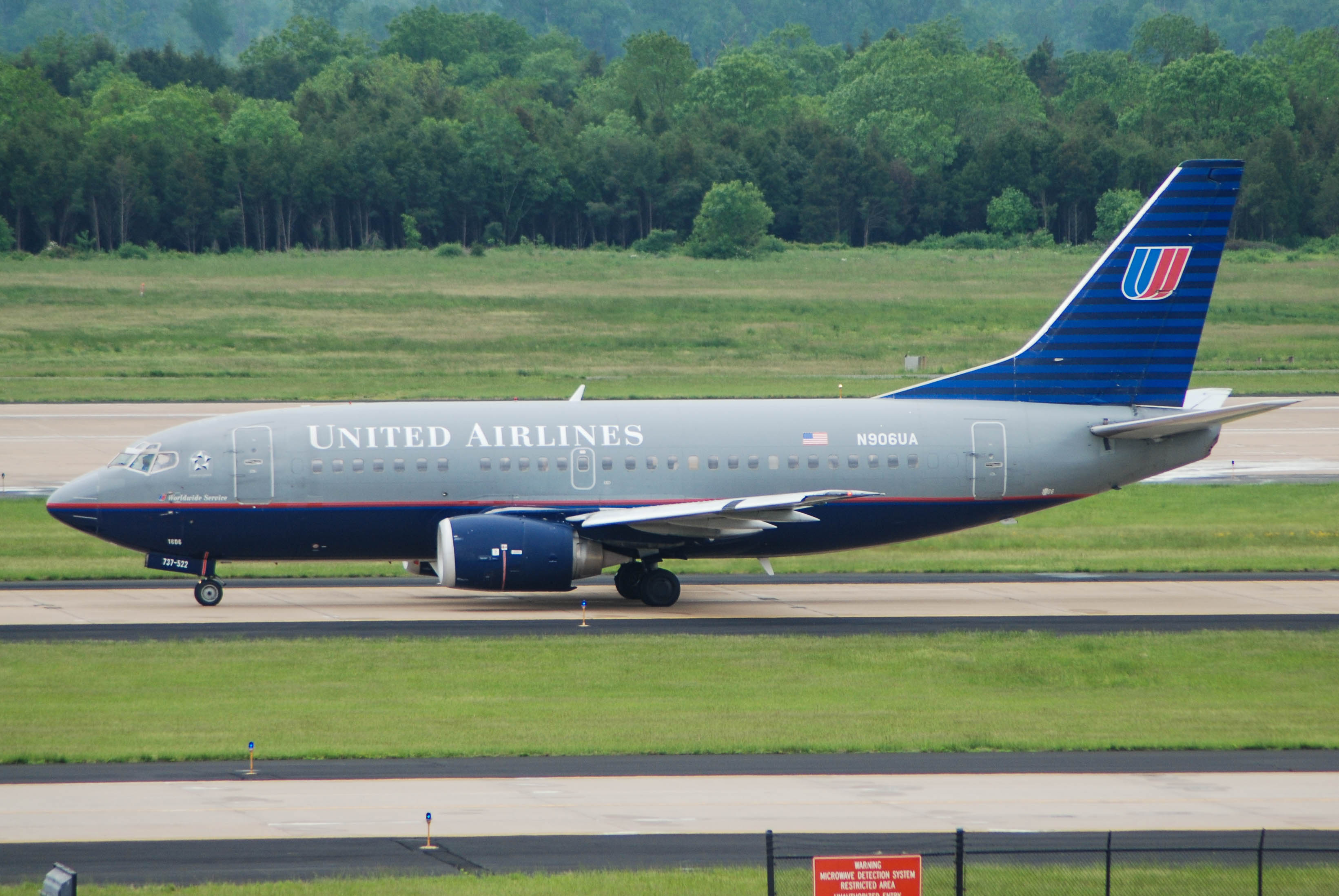 N906UA/N906UA United Airlines Boeing 737-522 Photo by colinw - AVSpotters.com