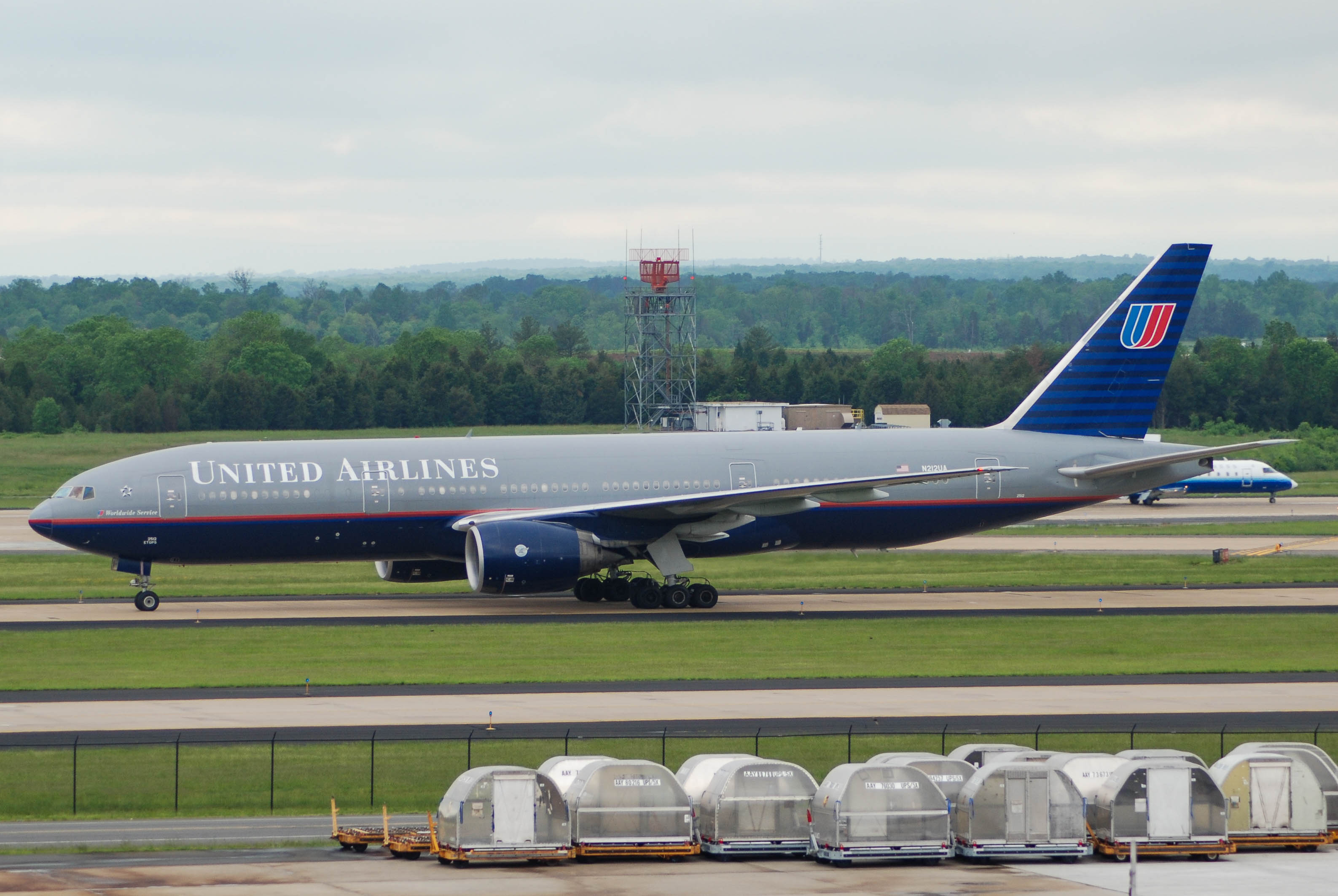 N212UA/N212UA United Airlines Boeing 777-222 Photo by colinw - AVSpotters.com