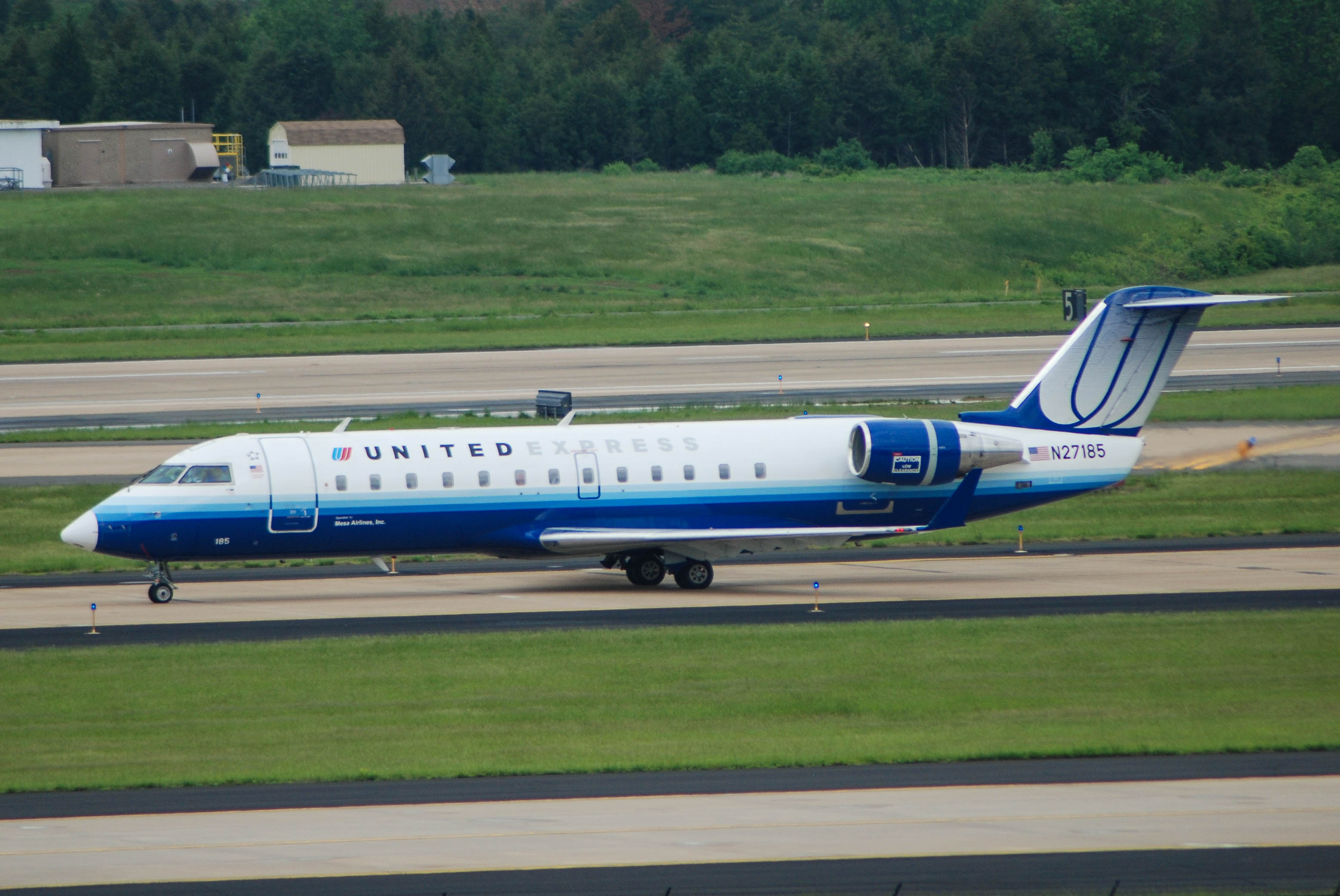 N27185/N27185 United Express Bombardier CRJ-200 Airframe Information - AVSpotters.com