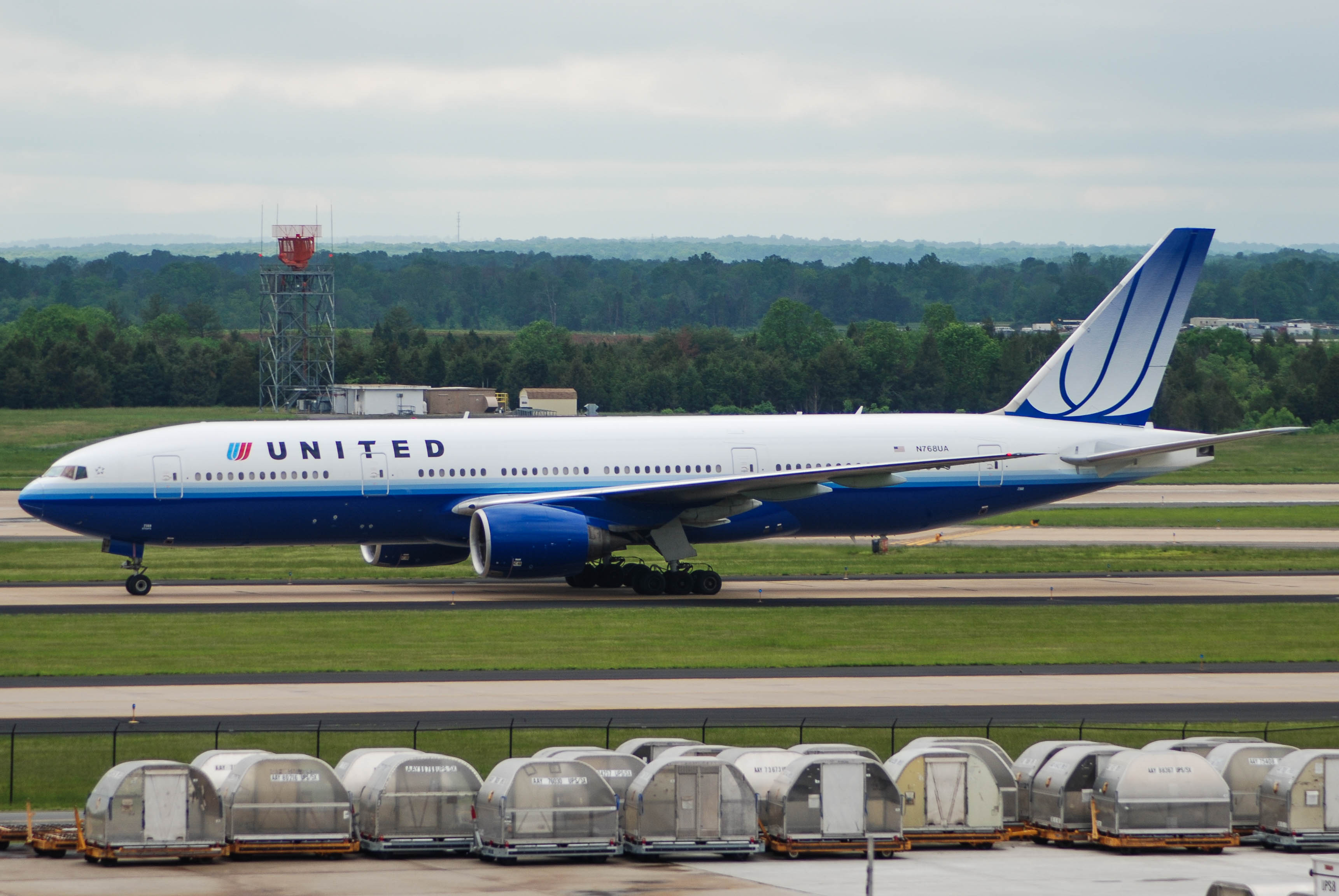 N768UA/N768UA United Airlines Boeing 777-222 Photo by colinw - AVSpotters.com