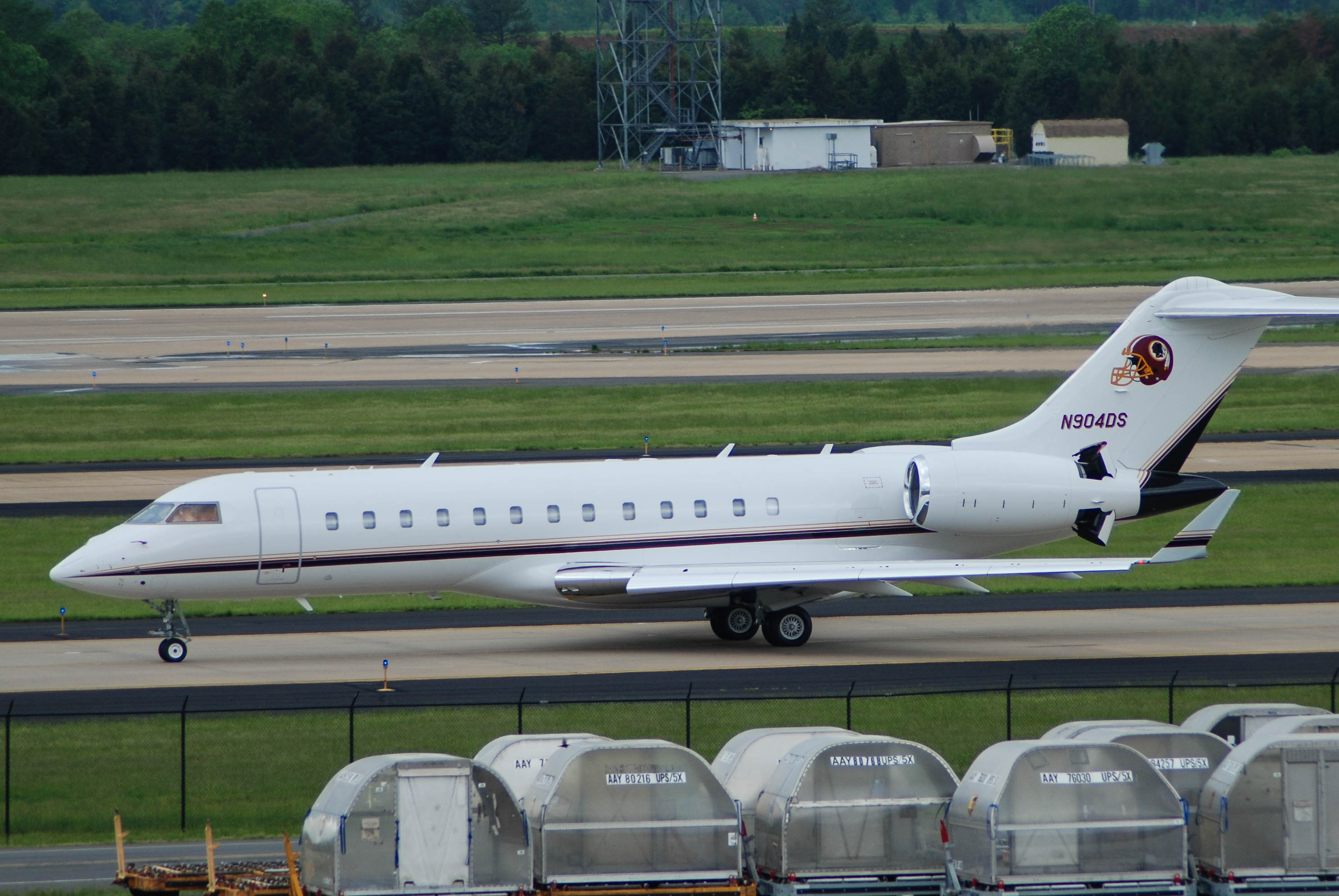 N904DS/N904DS Corporate Bombardier BD-700-1A10 Global Express Photo by colinw - AVSpotters.com