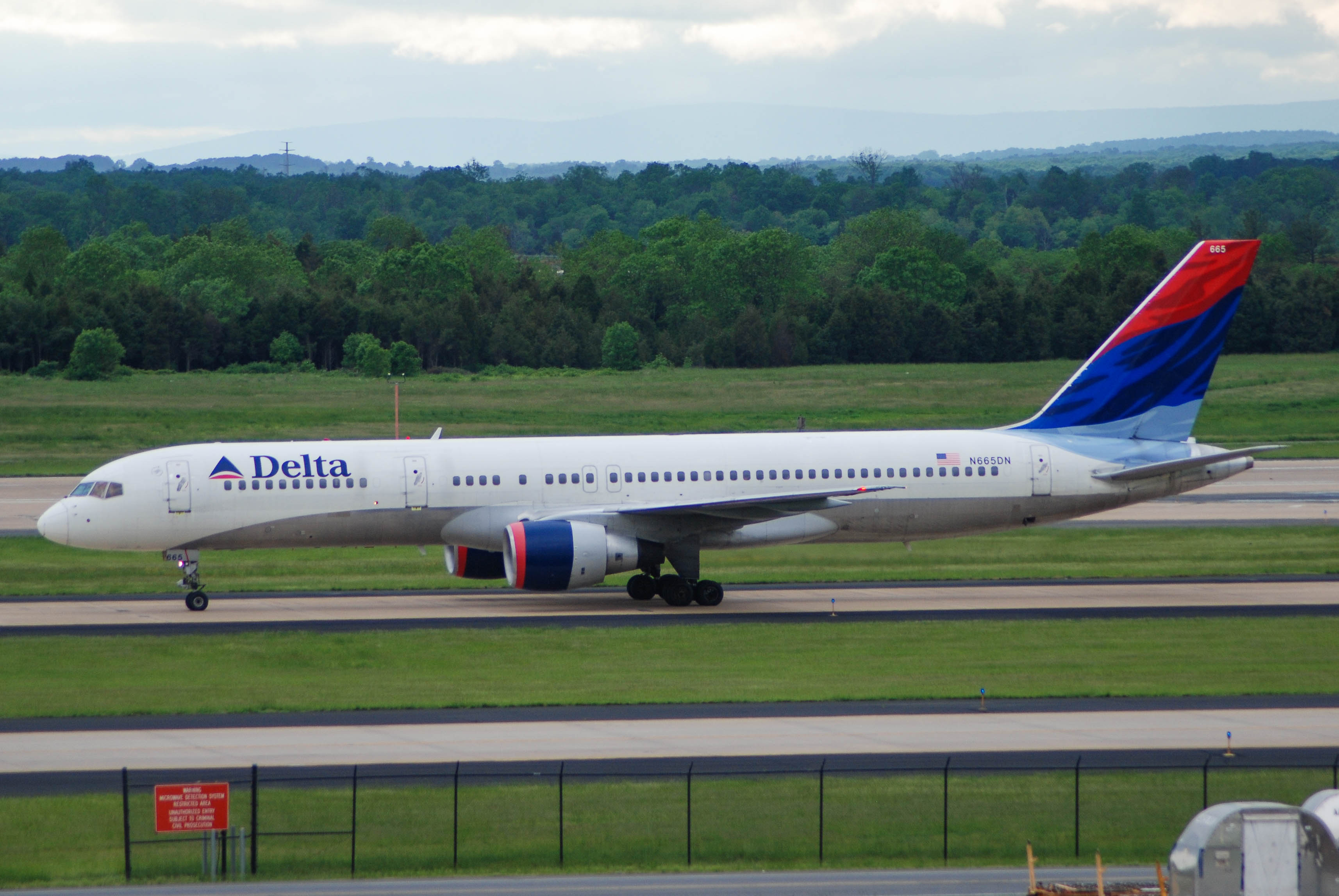 N665DN/N665DN Delta Air Lines Boeing 757-232(WL) Photo by colinw - AVSpotters.com