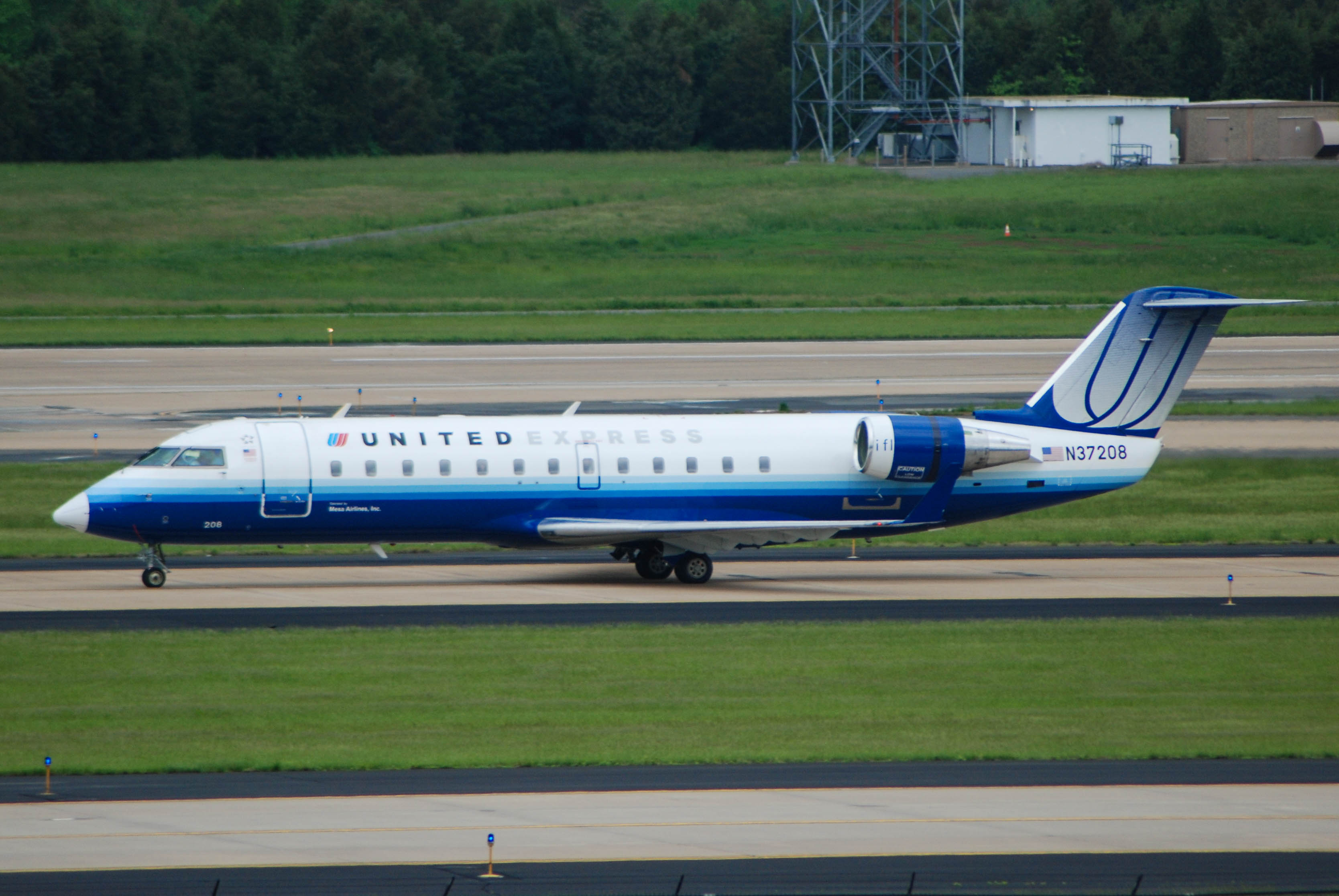 N37208/N37208 United Express Bombardier CRJ-200 Airframe Information - AVSpotters.com