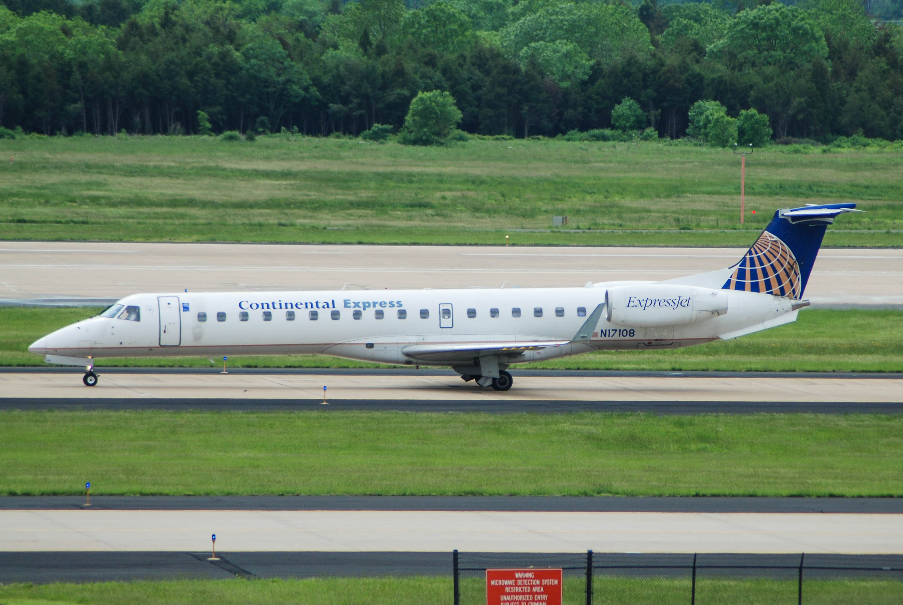 N17108/N17108 Continental Express Embraer ERJ-145XR Photo by colinw - AVSpotters.com