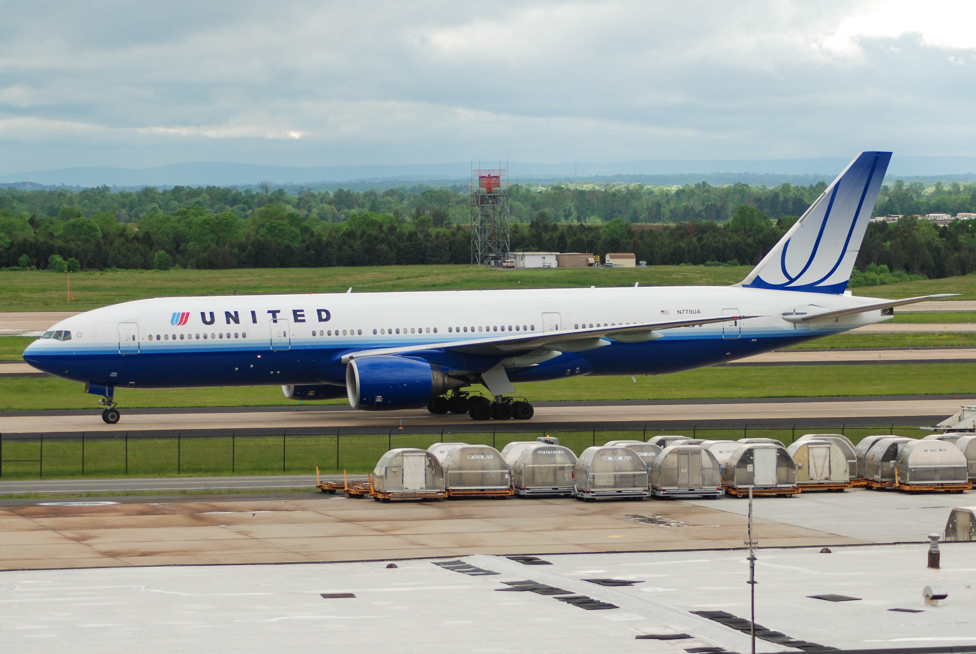 N778UA/N778UA United Airlines Boeing 777-222 Photo by colinw - AVSpotters.com