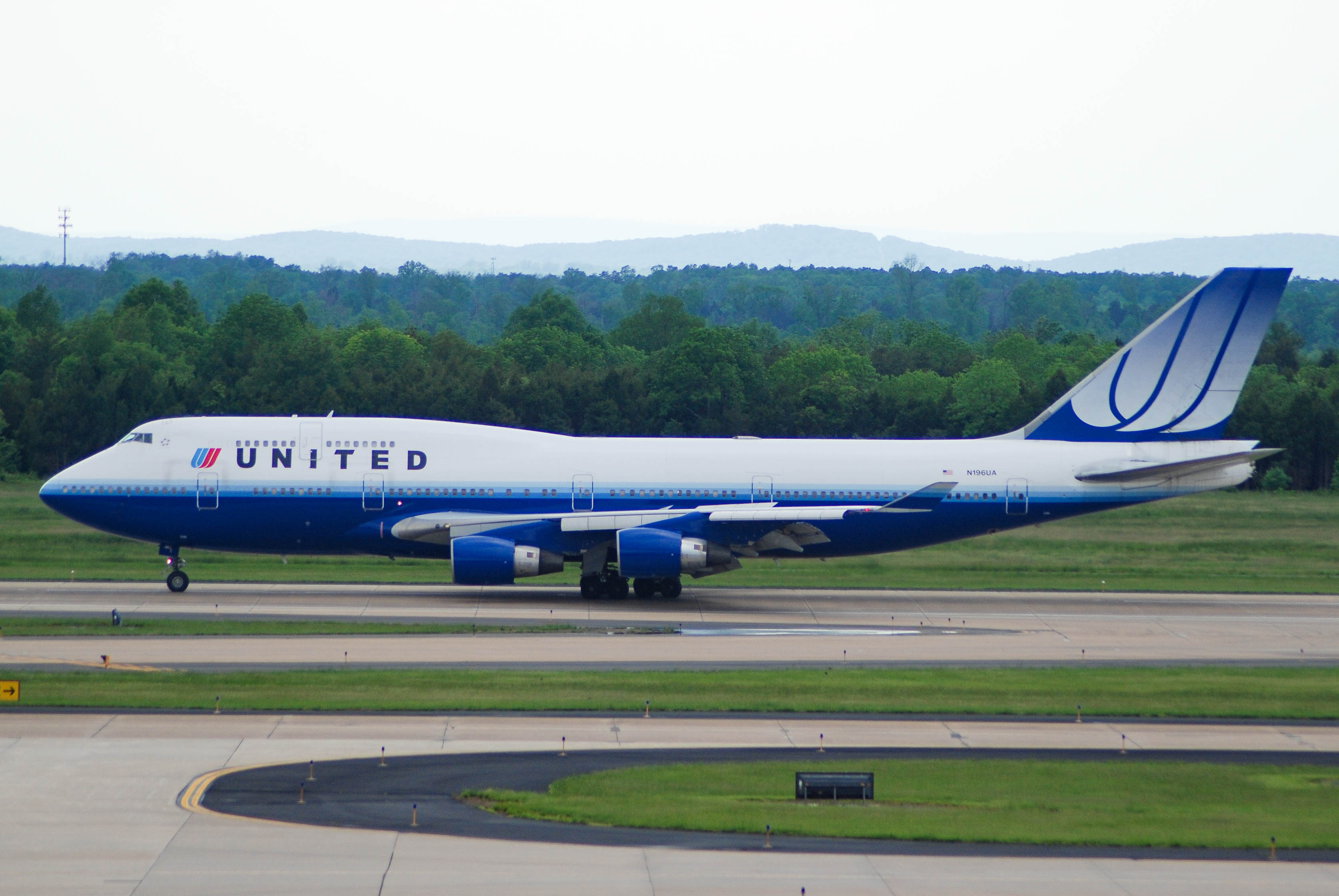 N196UA/N196UA United Airlines Boeing 747-422 Photo by colinw - AVSpotters.com