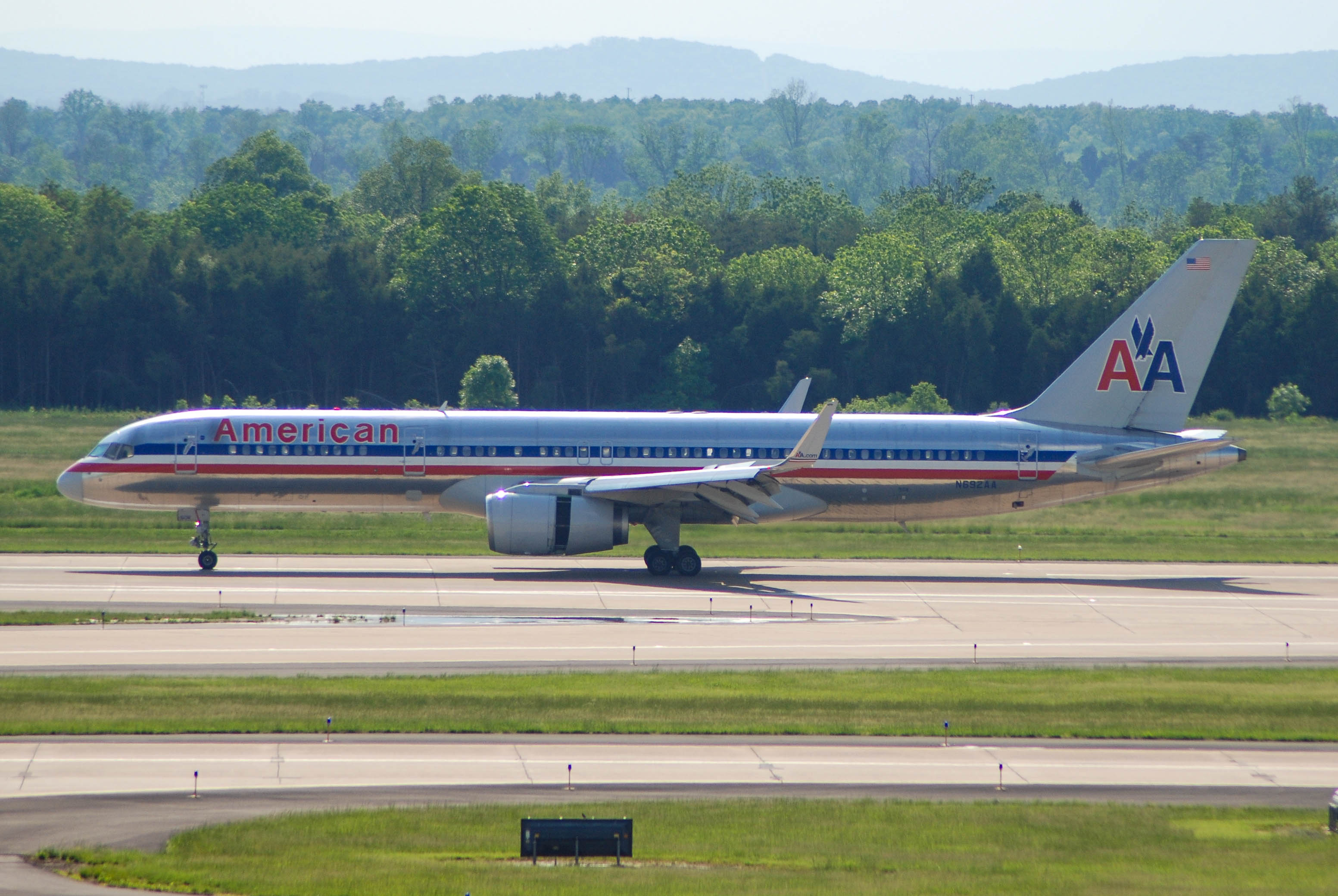 N692AA/N692AA American Airlines Boeing 757-223(WL) Photo by colinw - AVSpotters.com