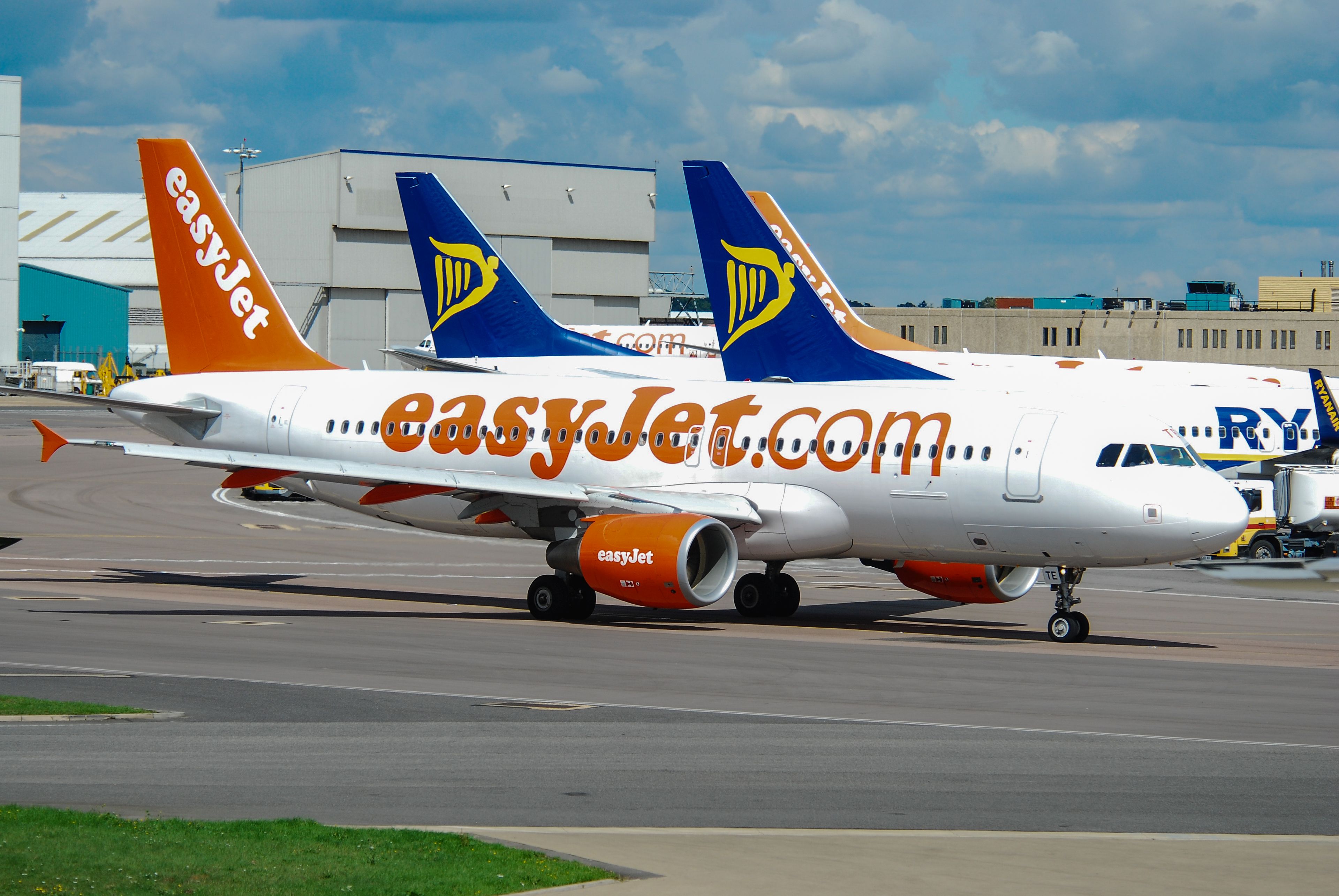 G-EZTE/GEZTE easyJet Airbus A320-214 Photo by Ayronautica - AVSpotters.com