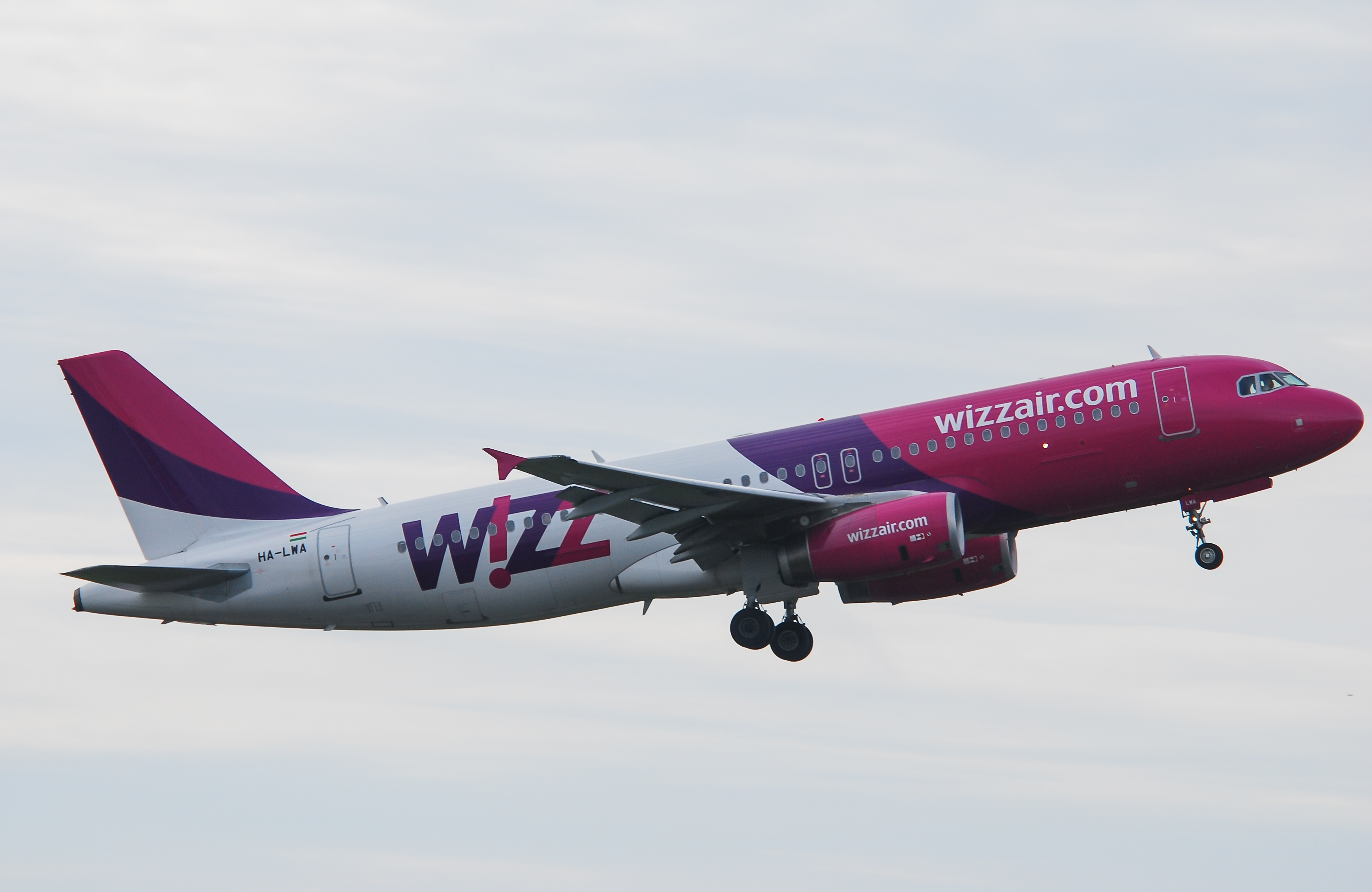 HA-LWA/HALWA Wizz Air Airbus A320-232 Photo by Ayronautica - AVSpotters.com