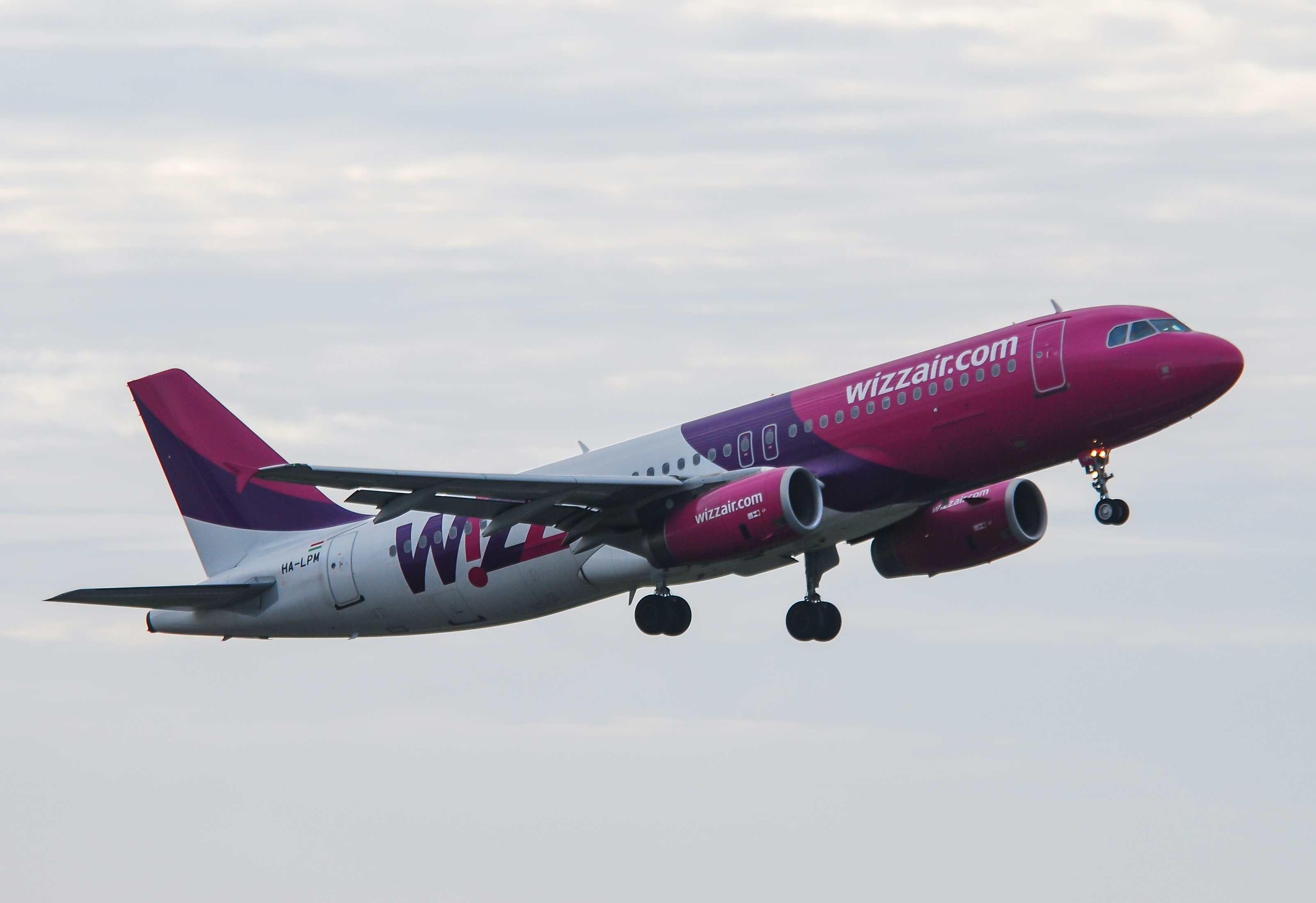 HA-LPM/HALPM Wizz Air Airbus A320-232 Photo by Ayronautica - AVSpotters.com