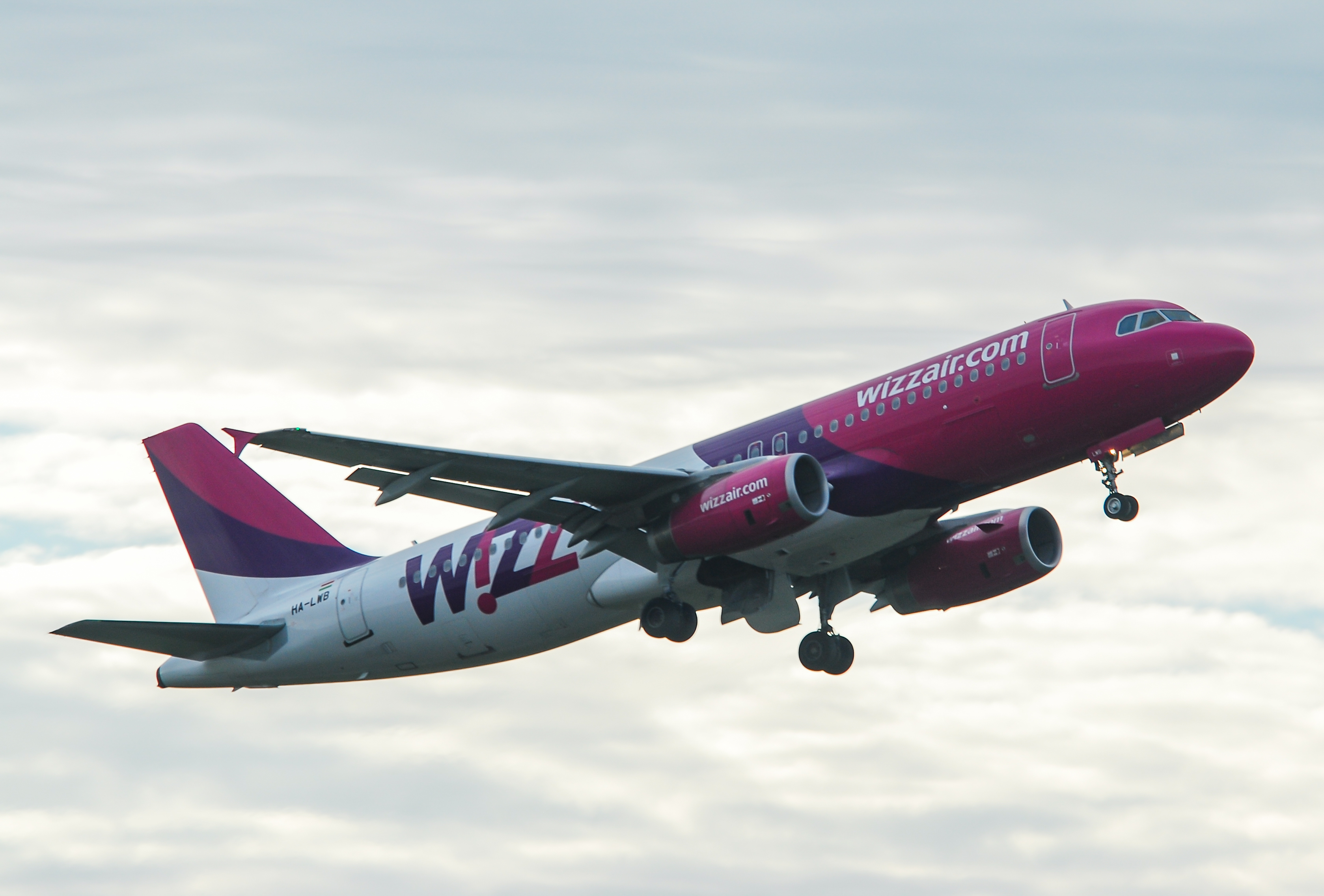 HA-LWB/HALWB Wizz Air Airbus A320-232 Photo by Ayronautica - AVSpotters.com