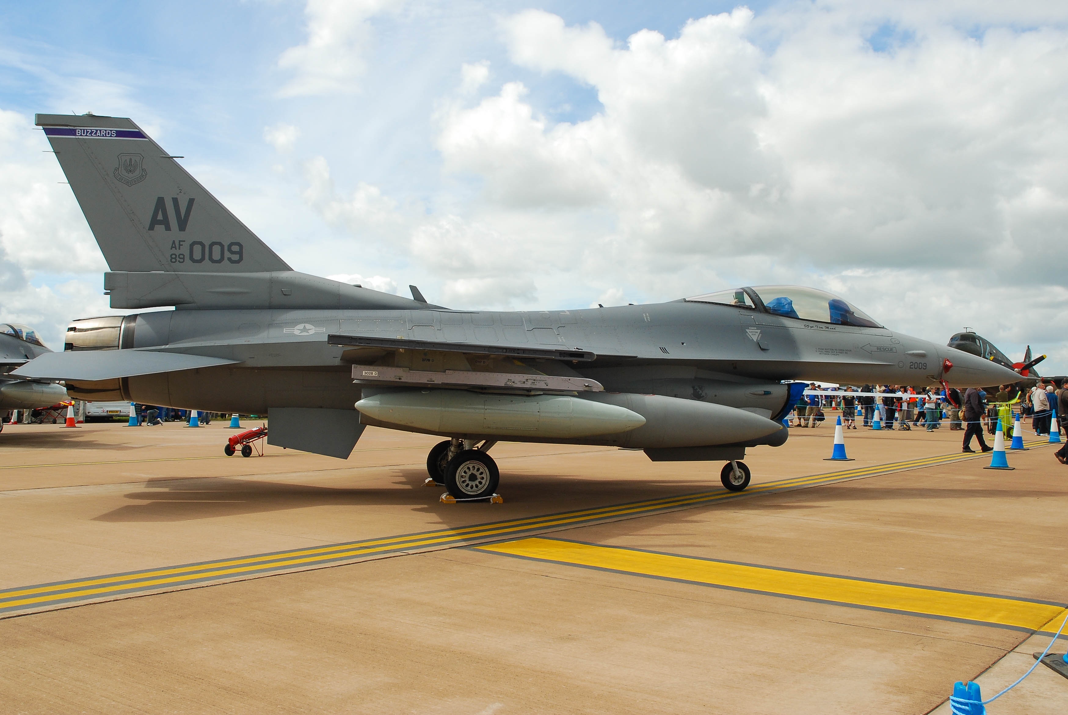 89-2009/892009 USAF - United States Air Force General Dynamics F-16CG Fighting Falcon Photo by colinw - AVSpotters.com