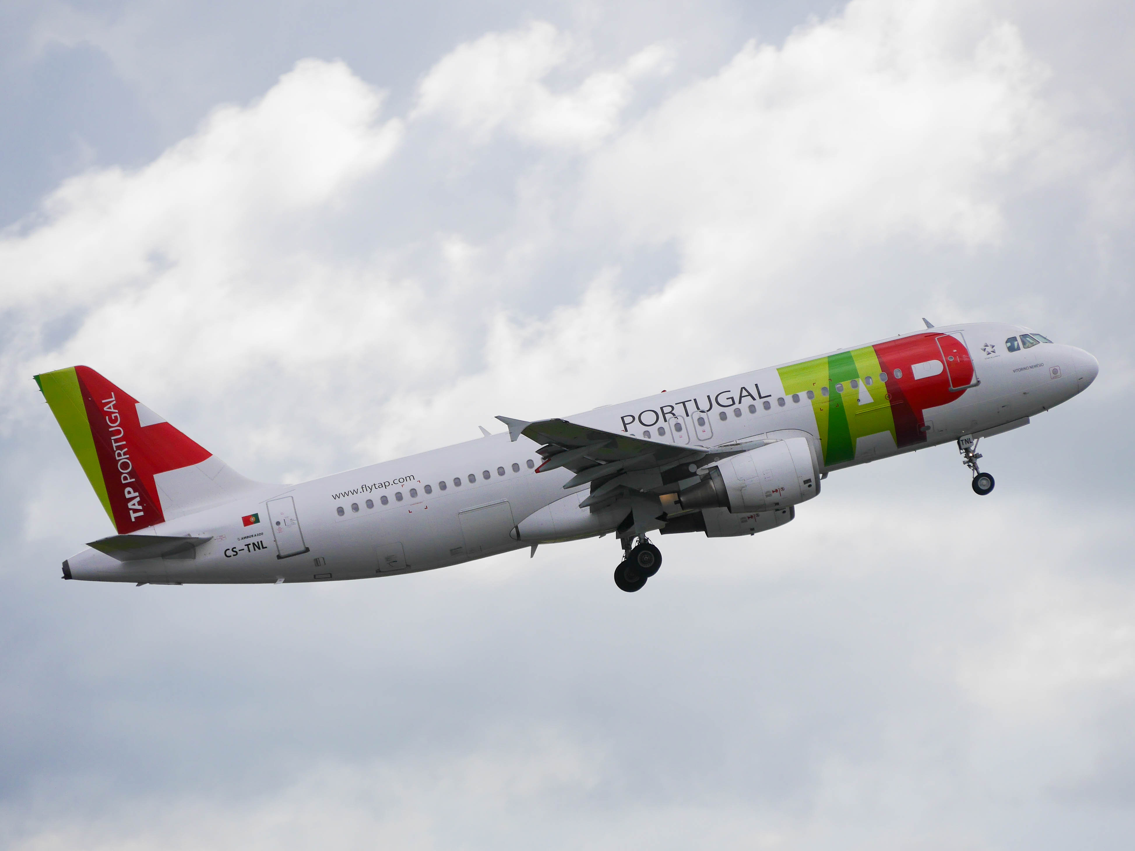 CS-TNL/CSTNL TAP Air Portugal Airbus A320-214 Photo by colinw - AVSpotters.com