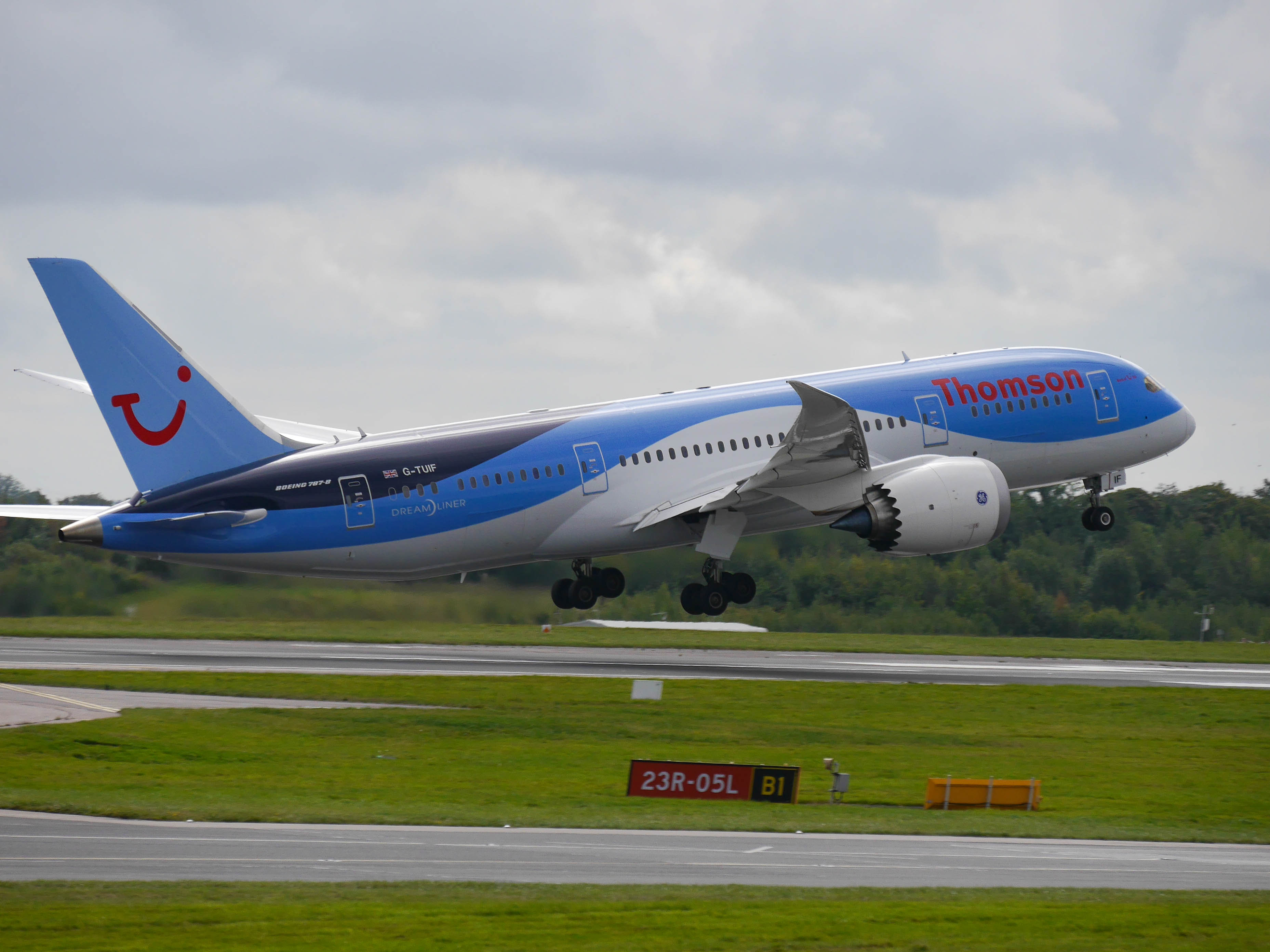 G-TUIF/GTUIF Thomson Airways Boeing 787-8 Photo by colinw - AVSpotters.com