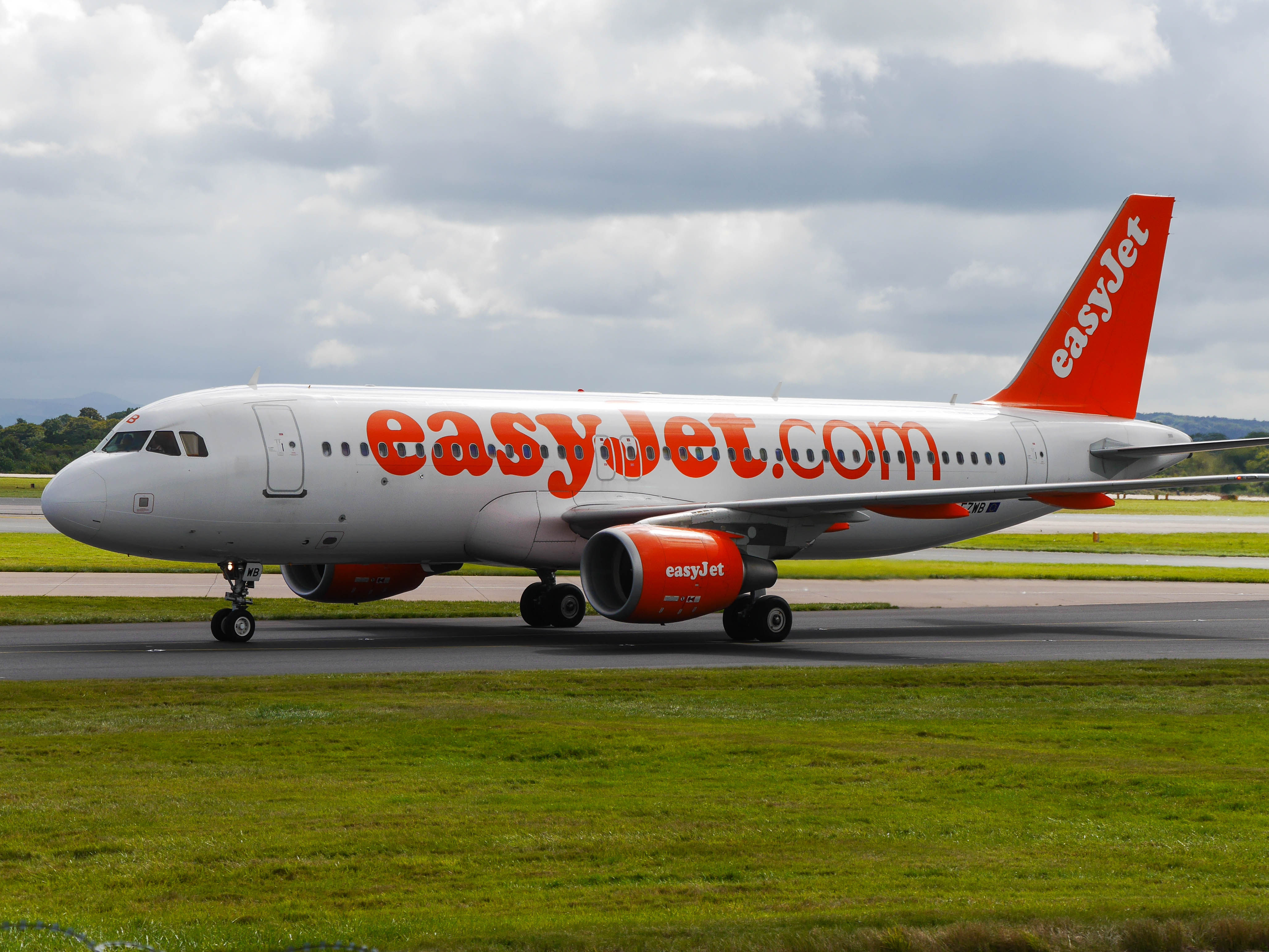 G-EZWB/GEZWB easyJet Airbus A320-214 Photo by colinw - AVSpotters.com