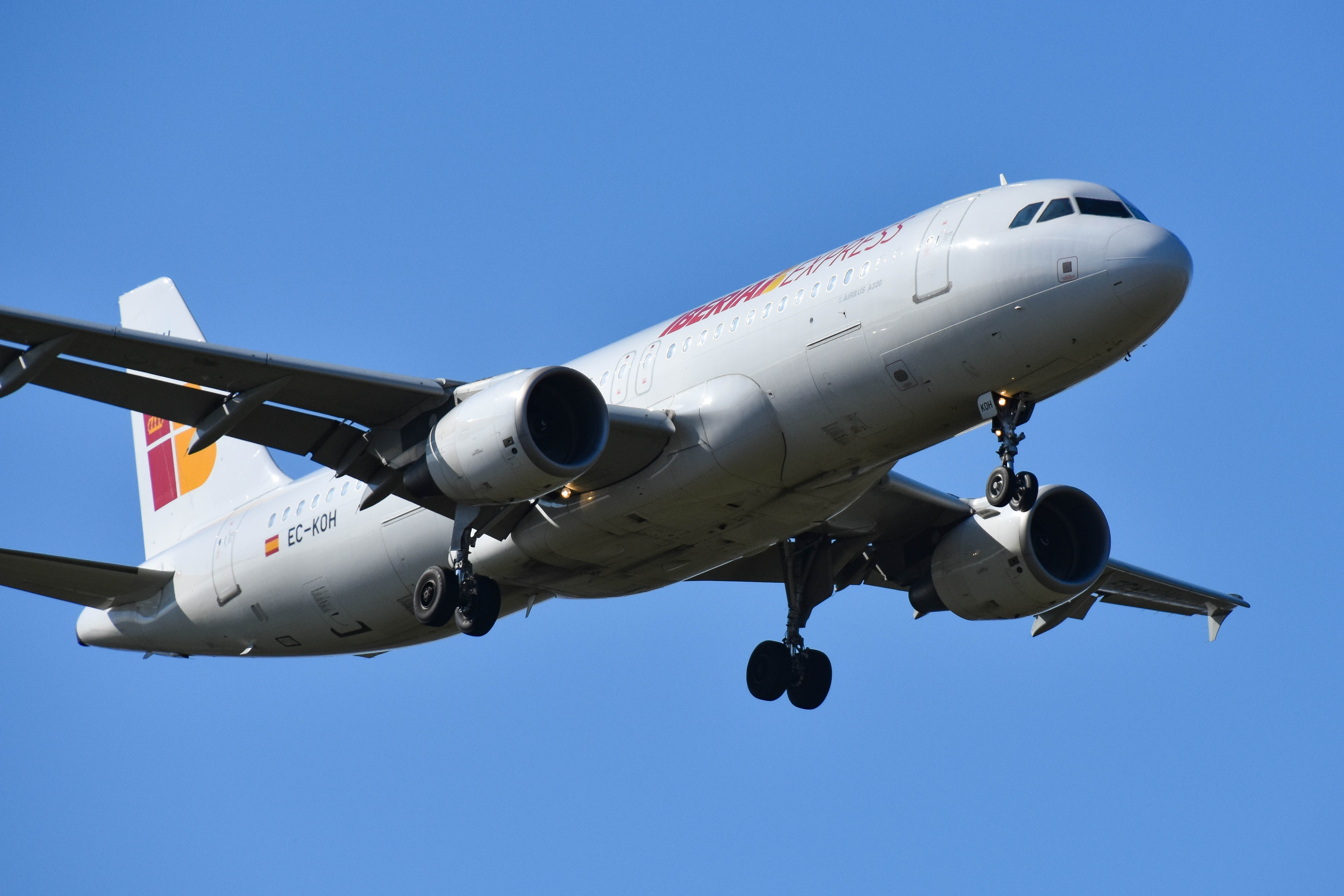 EC-KOH/ECKOH Iberia Express Airbus A320-214 Photo by colinw - AVSpotters.com