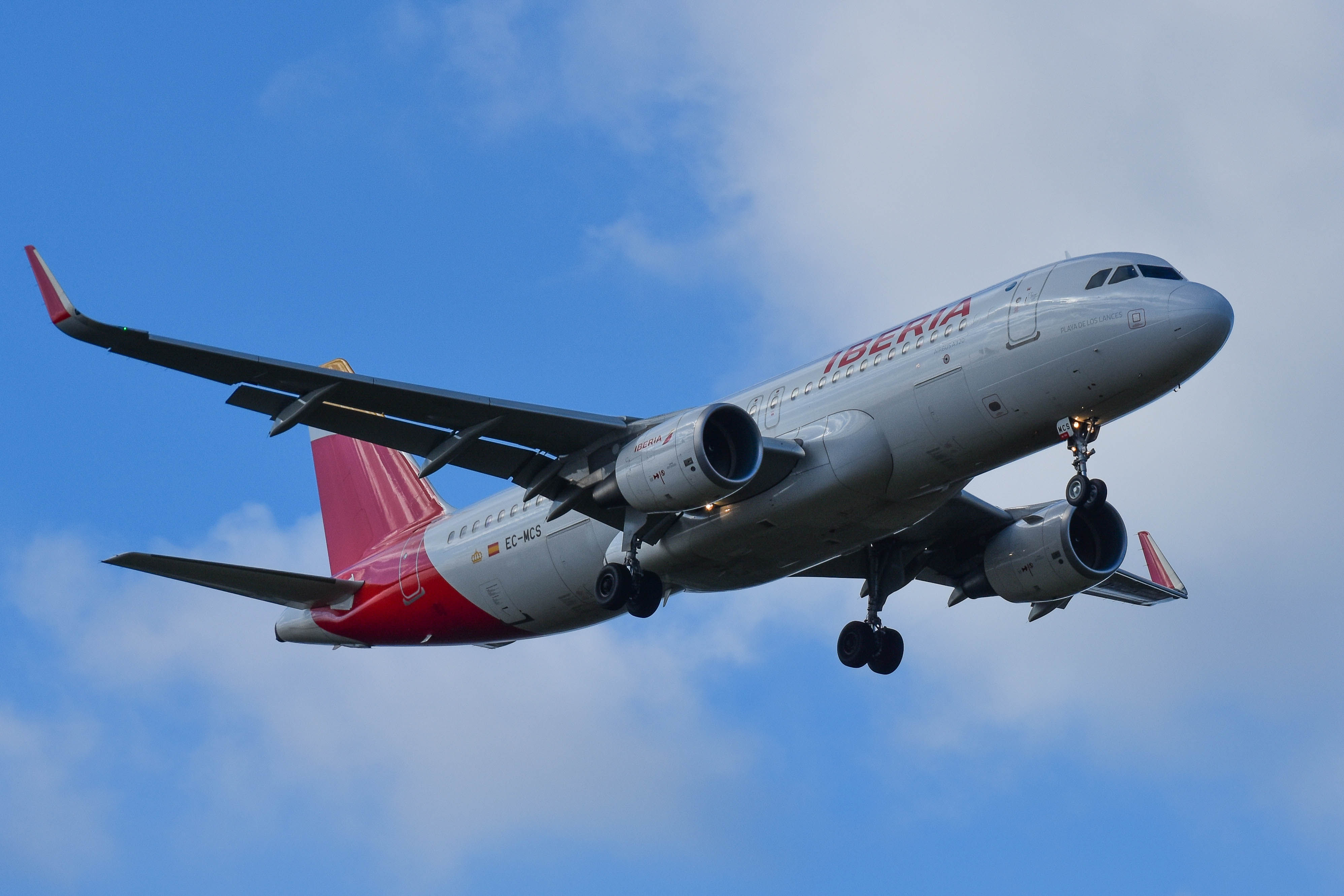 EC-MCS/ECMCS Iberia Airbus A320-214(SL) Photo by colinw - AVSpotters.com