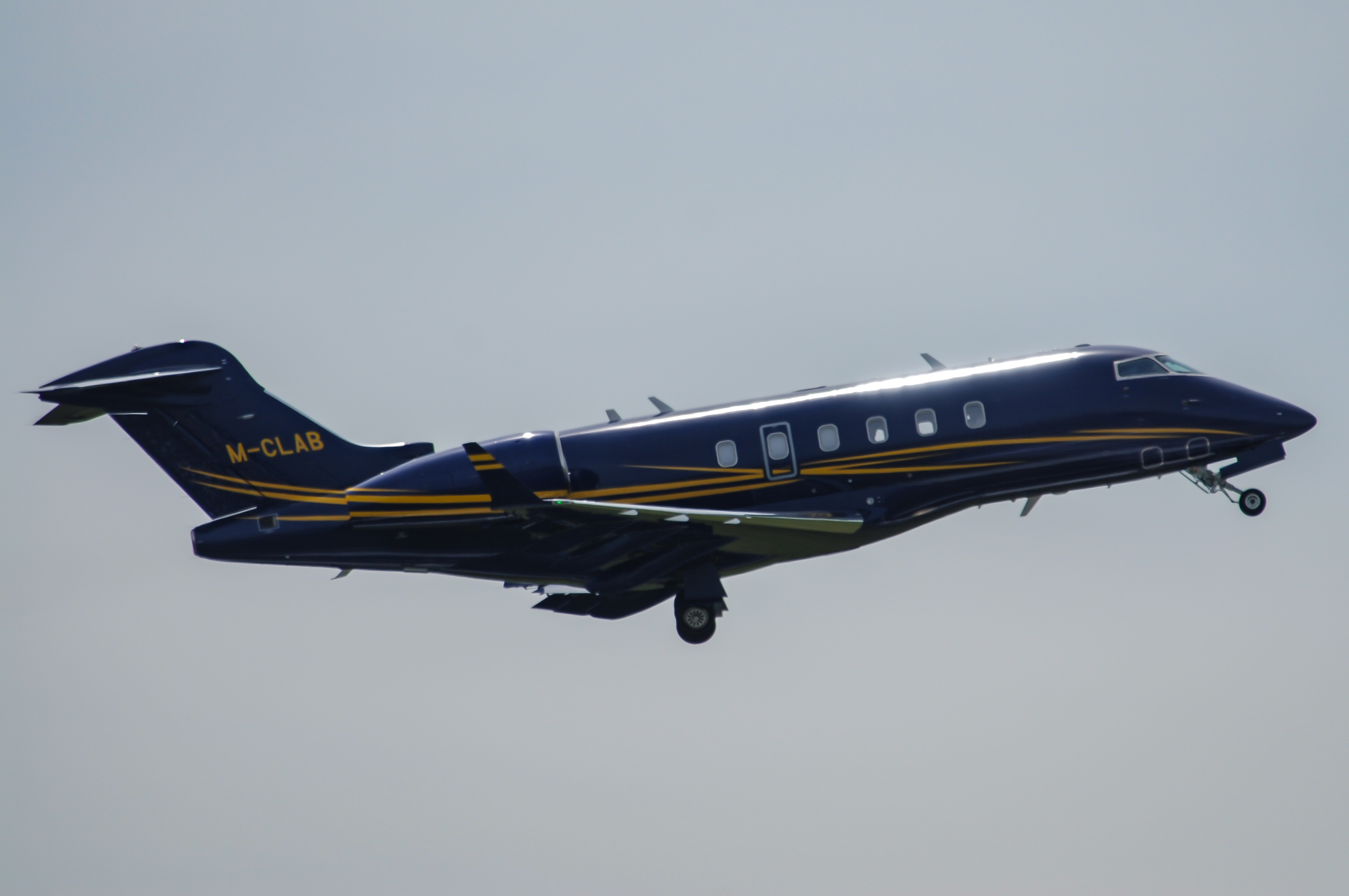 M-CLAB/MCLAB Corporate Bombardier Challenger 300 Airframe Information - AVSpotters.com