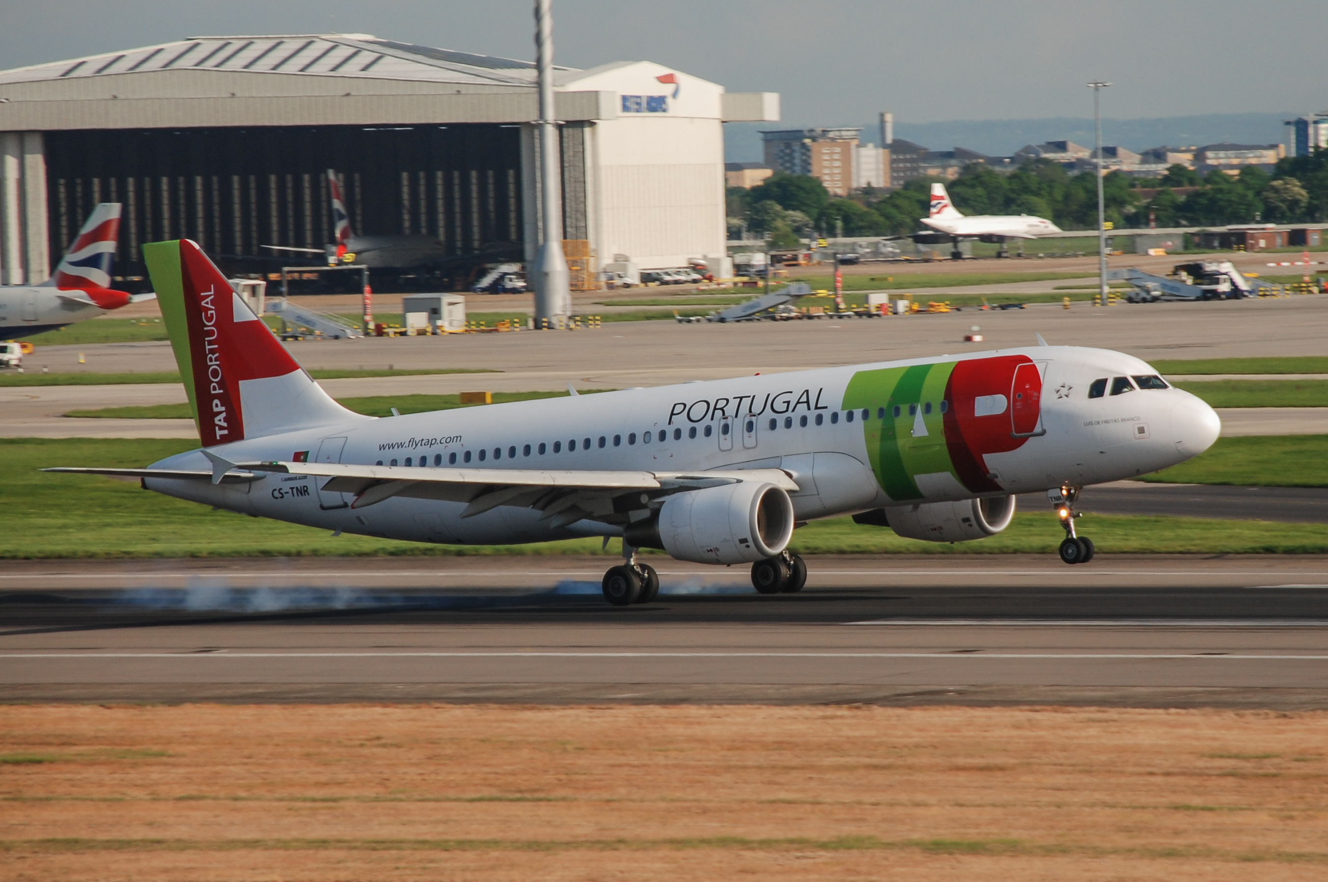 CS-TNR/CSTNR TAP Air Portugal Airbus A320 Airframe Information - AVSpotters.com