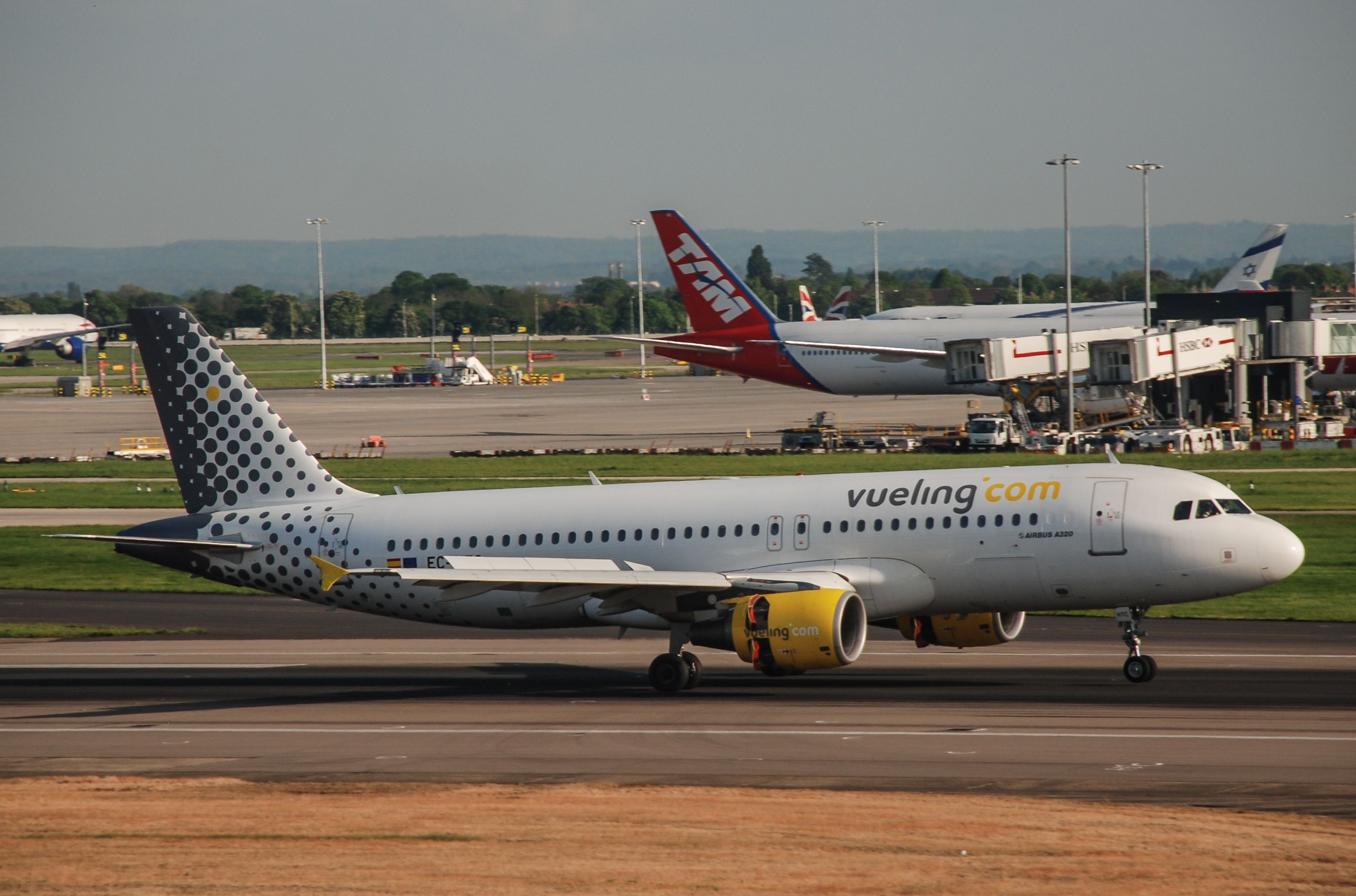 EC-HTC/ECHTC Vueling Airlines Airbus A320-214 Photo by Ayronautica - AVSpotters.com