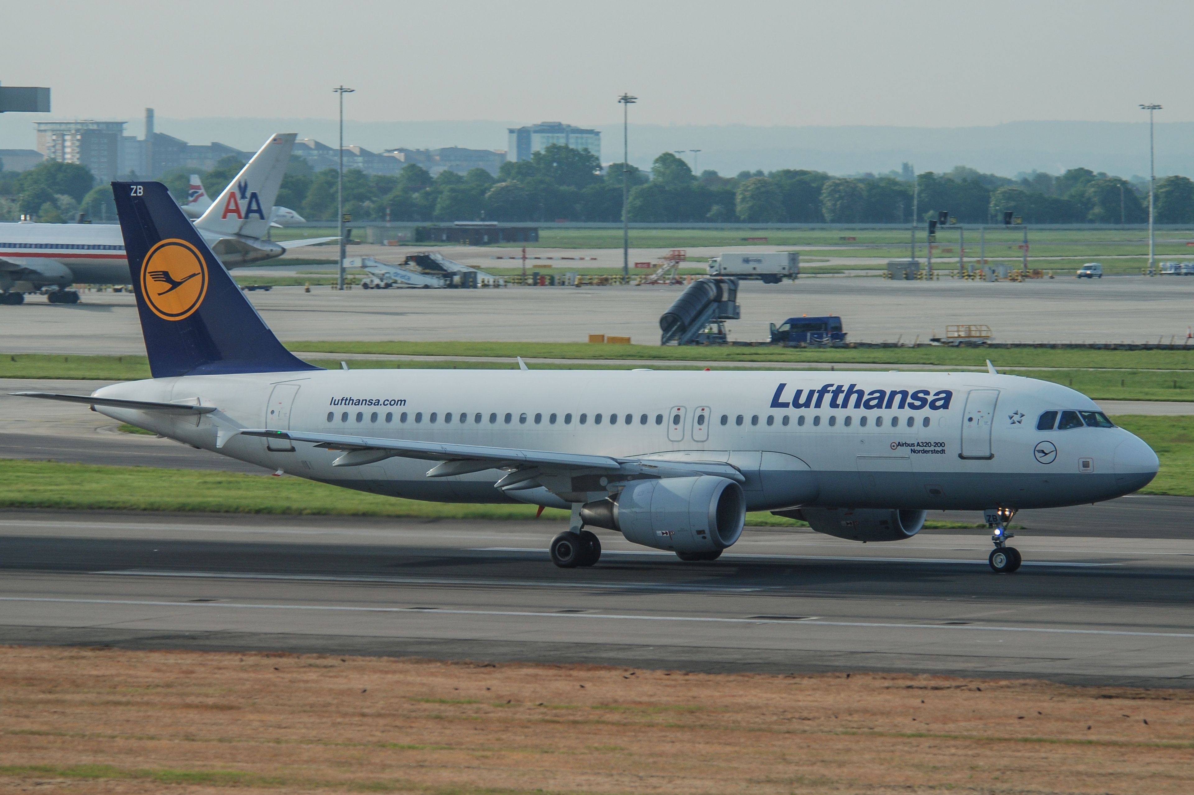 D-AIZB/DAIZB Lufthansa Airbus A320 Airframe Information - AVSpotters.com