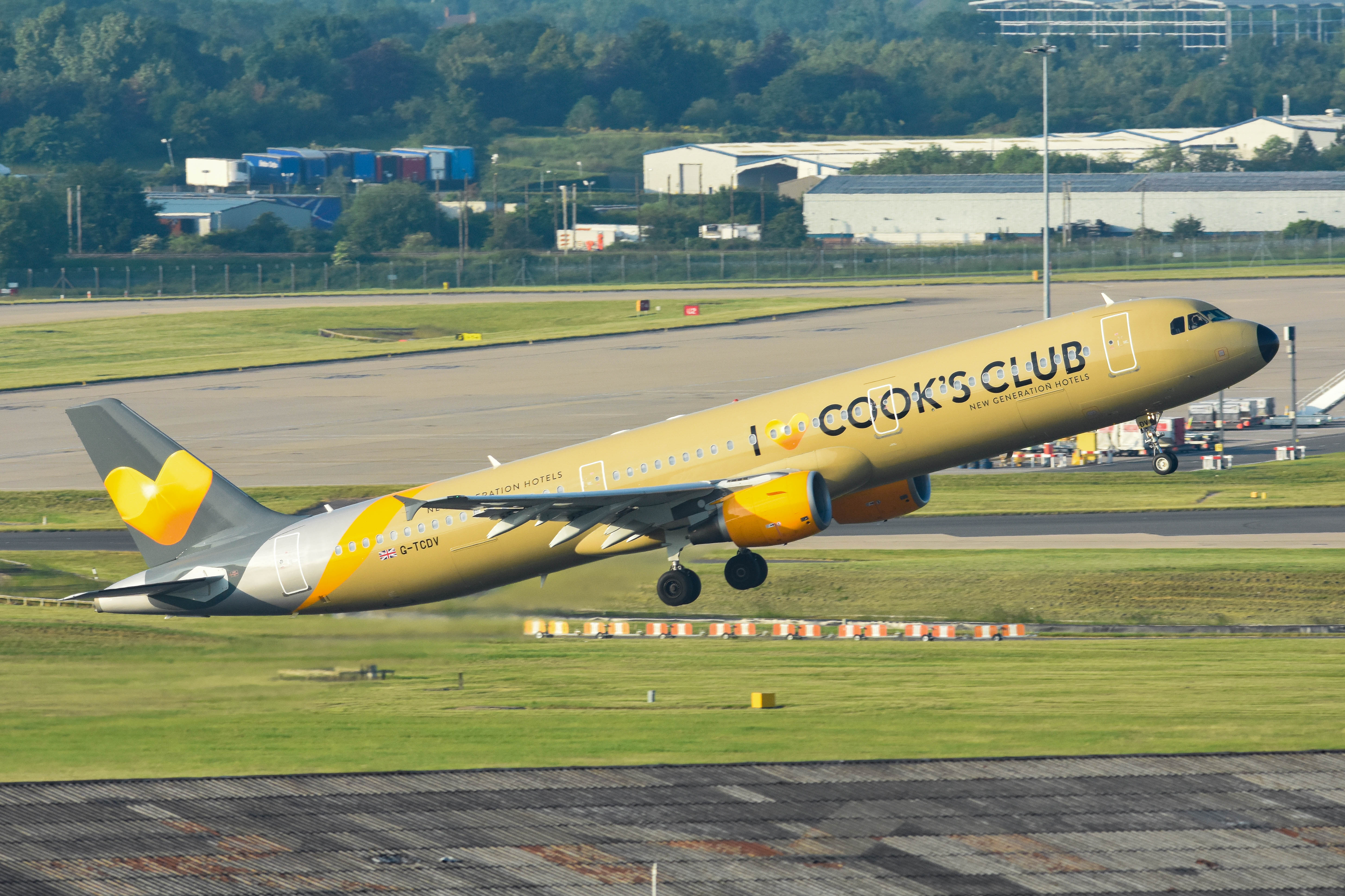 G-TCDV/GTCDV Thomas Cook Airlines Airbus A321-211 Photo by colinw - AVSpotters.com