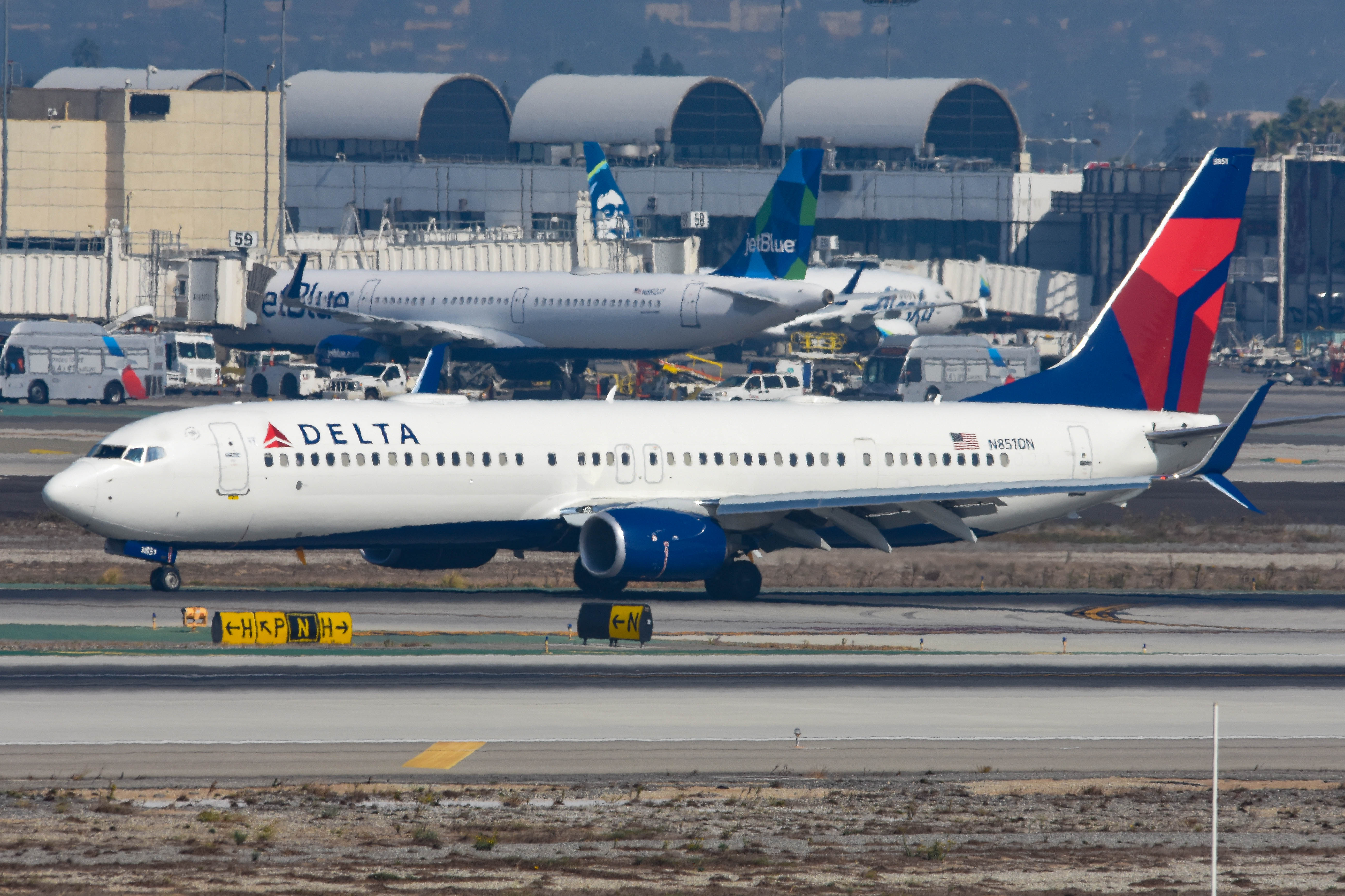 N851DN/N851DN Delta Air Lines Boeing 737-932ER(WL) Photo by colinw - AVSpotters.com