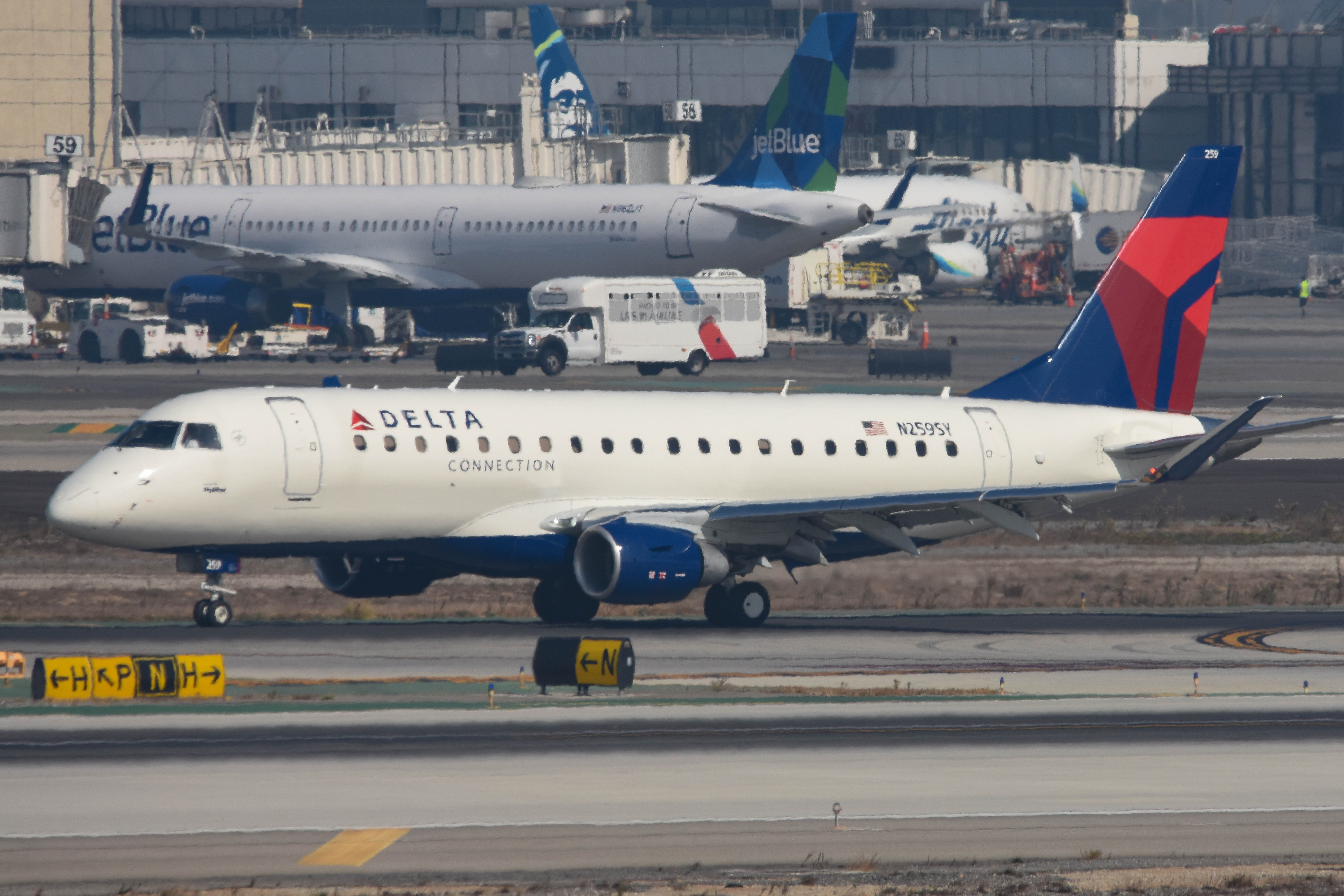 N259SY/N259SY Delta Connection Embraer ERJ-175LR Photo by colinw - AVSpotters.com