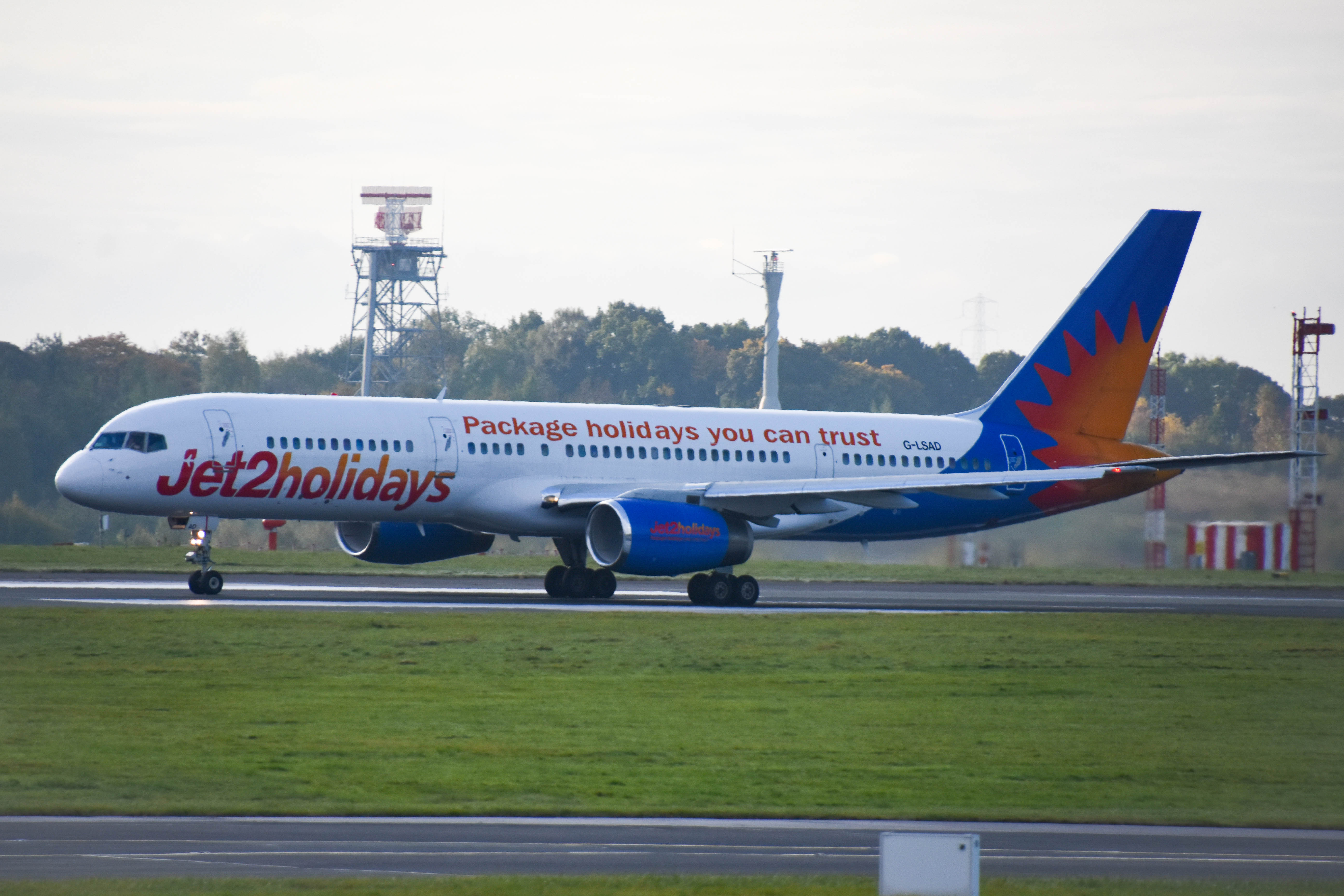 G-LSAD/GLSAD Jet2 Boeing 757-236 Photo by colinw - AVSpotters.com