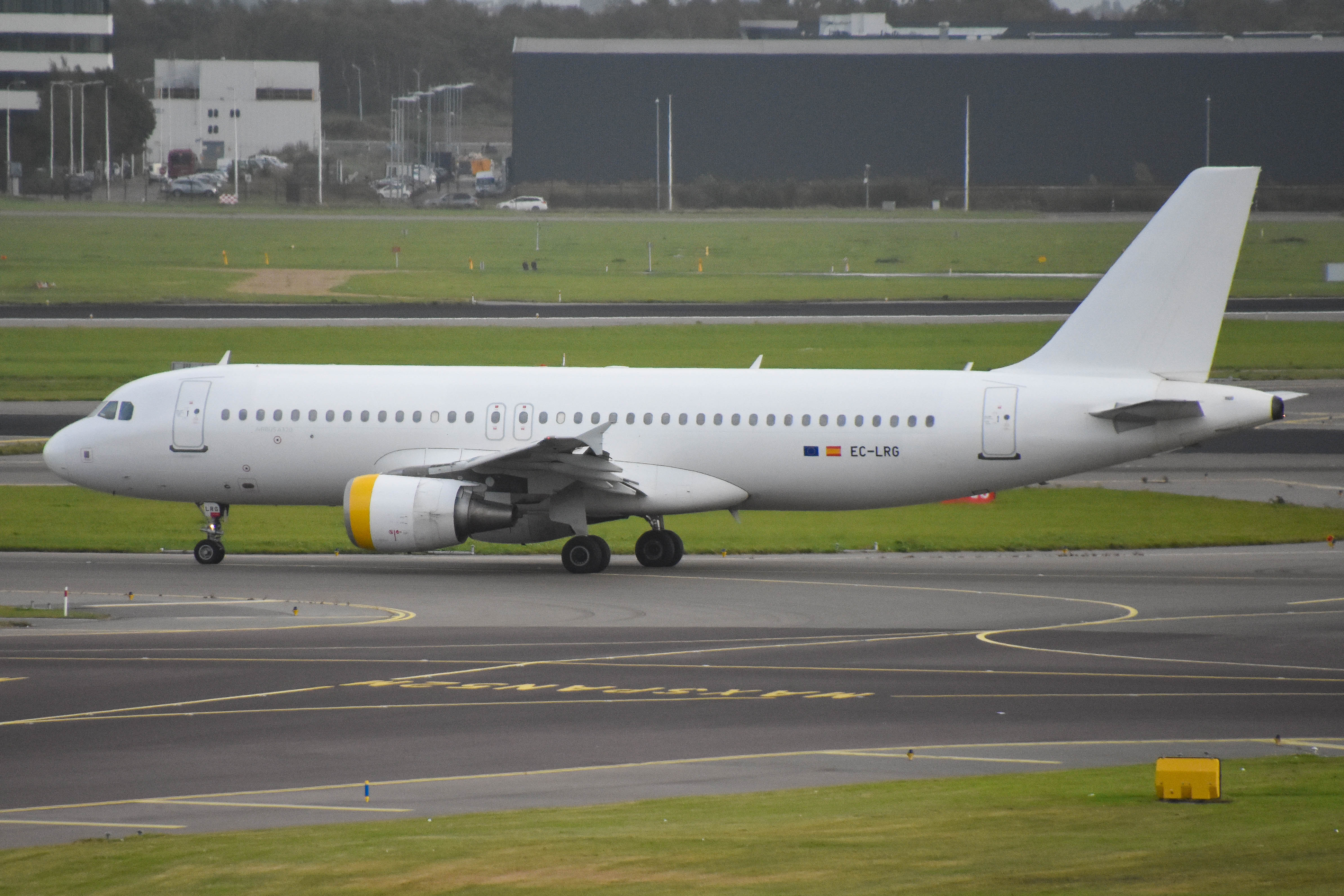 EC-LRG/ECLRG Vueling Airlines Airbus A320-214 Photo by colinw - AVSpotters.com