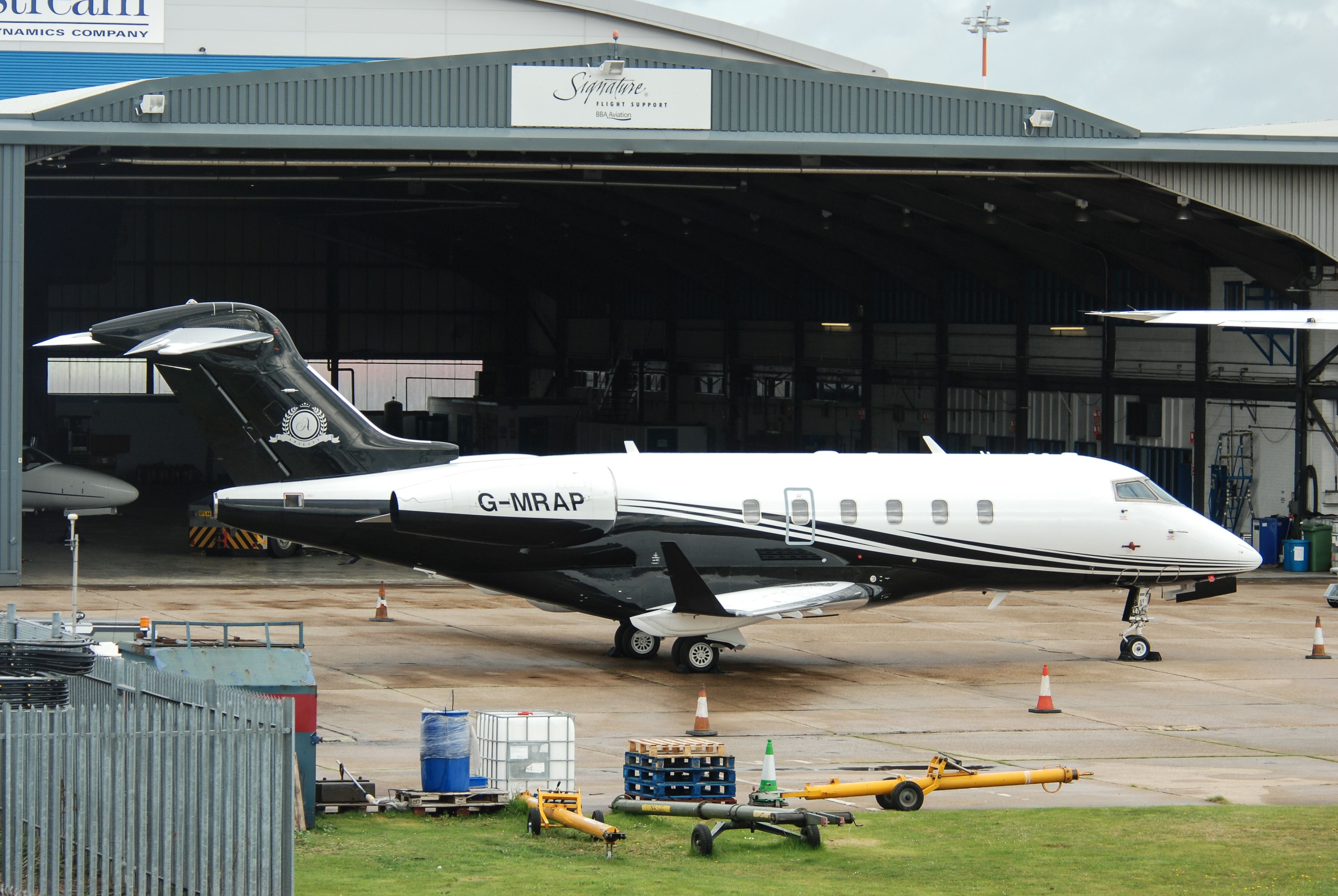 N575FD/N575FD Corporate Bombardier Challenger 300 Airframe Information - AVSpotters.com