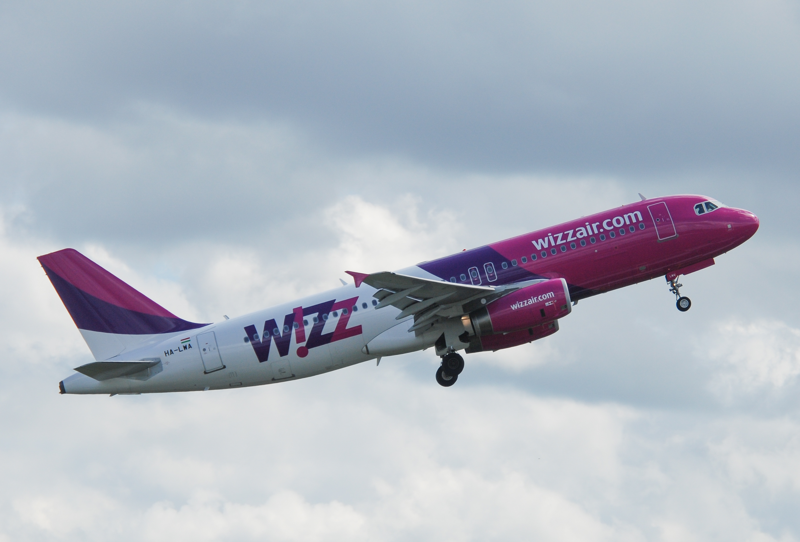 HA-LWA/HALWA Wizz Air Airbus A320-232 Photo by Ayronautica - AVSpotters.com