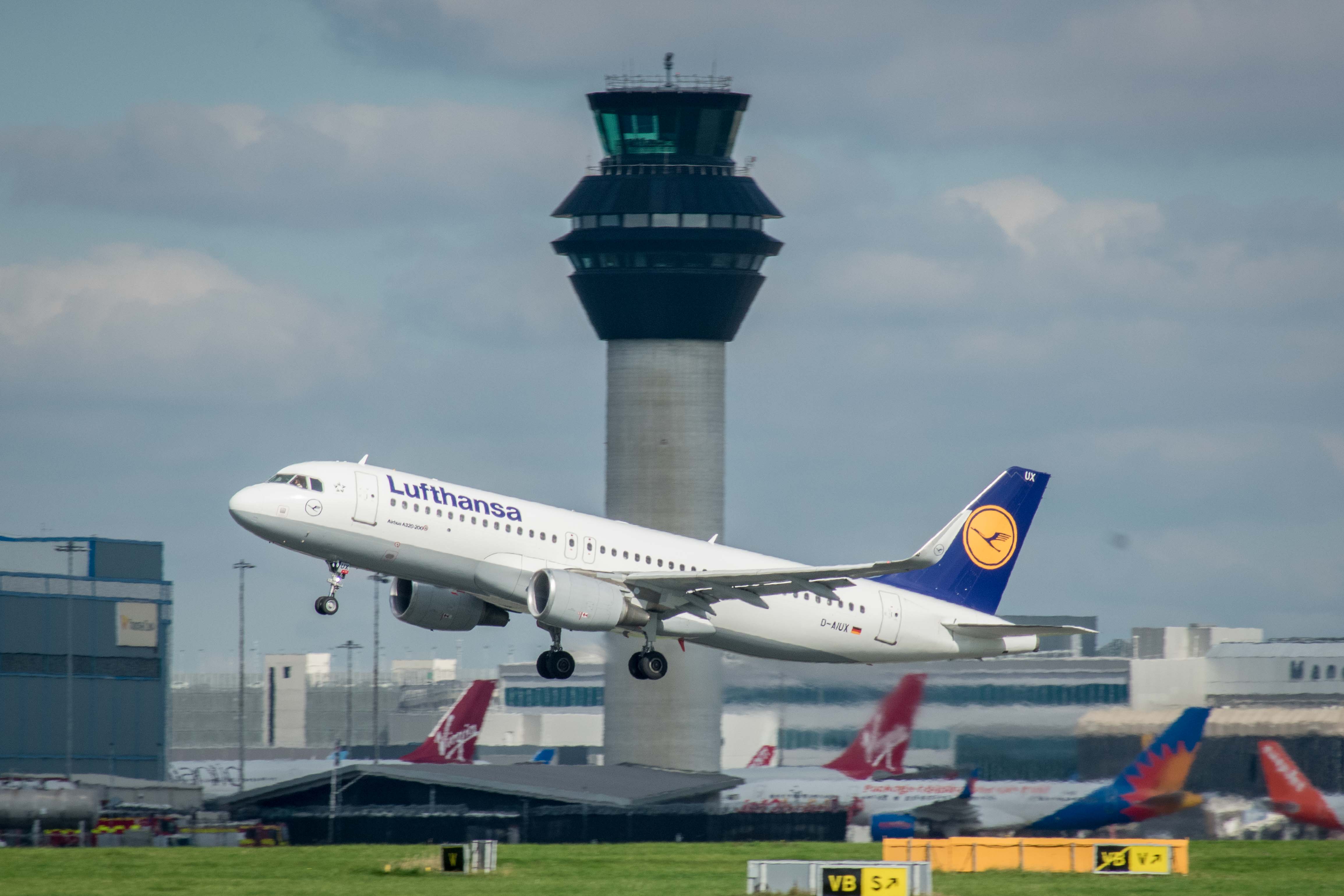 D-AIUX/DAIUX Lufthansa Airbus A320-214(SL) Photo by AV8 Photos - AVSpotters.com