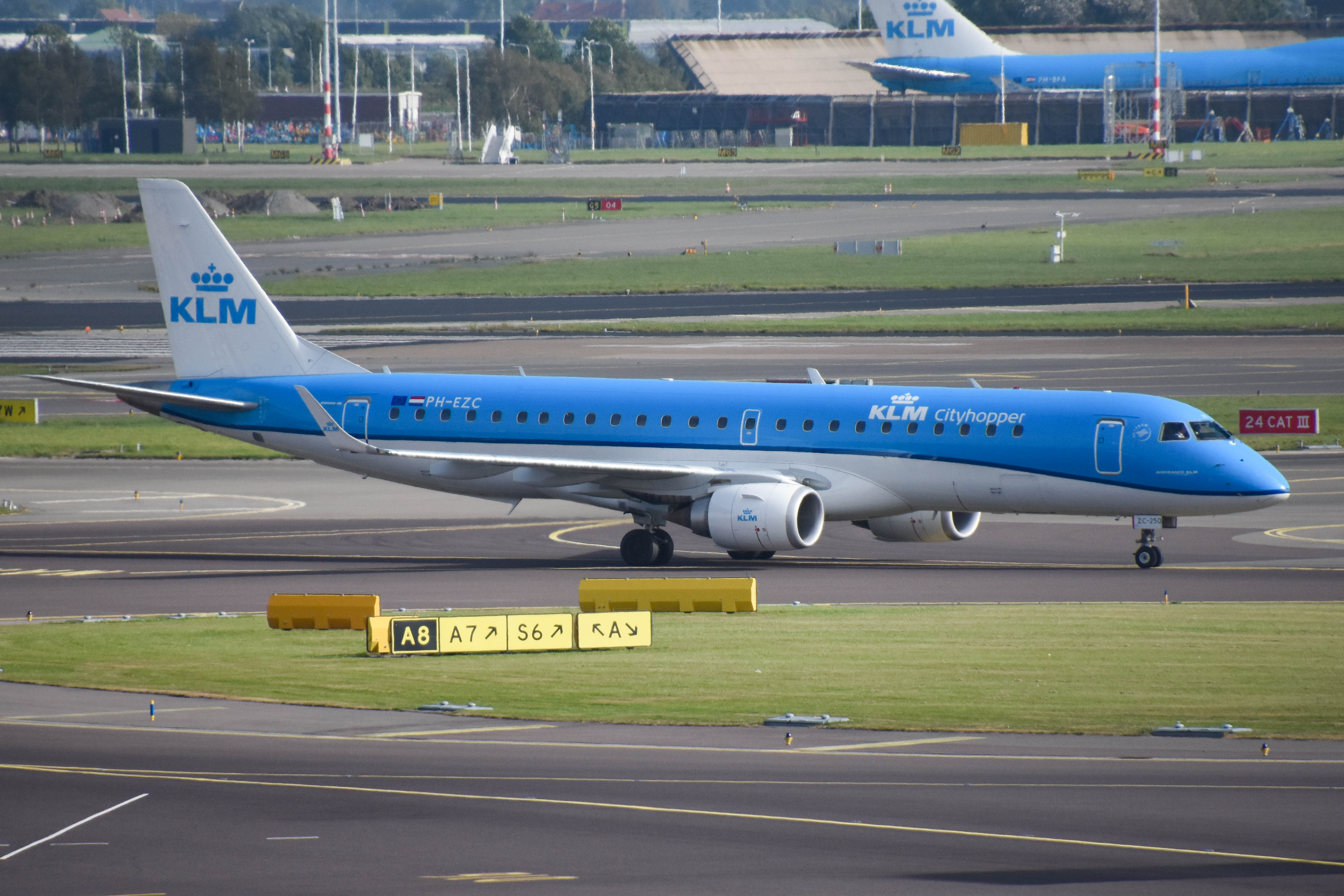 PH-EZC/PHEZC KLM Cityhopper Embraer ERJ-190STD Photo by colinw - AVSpotters.com