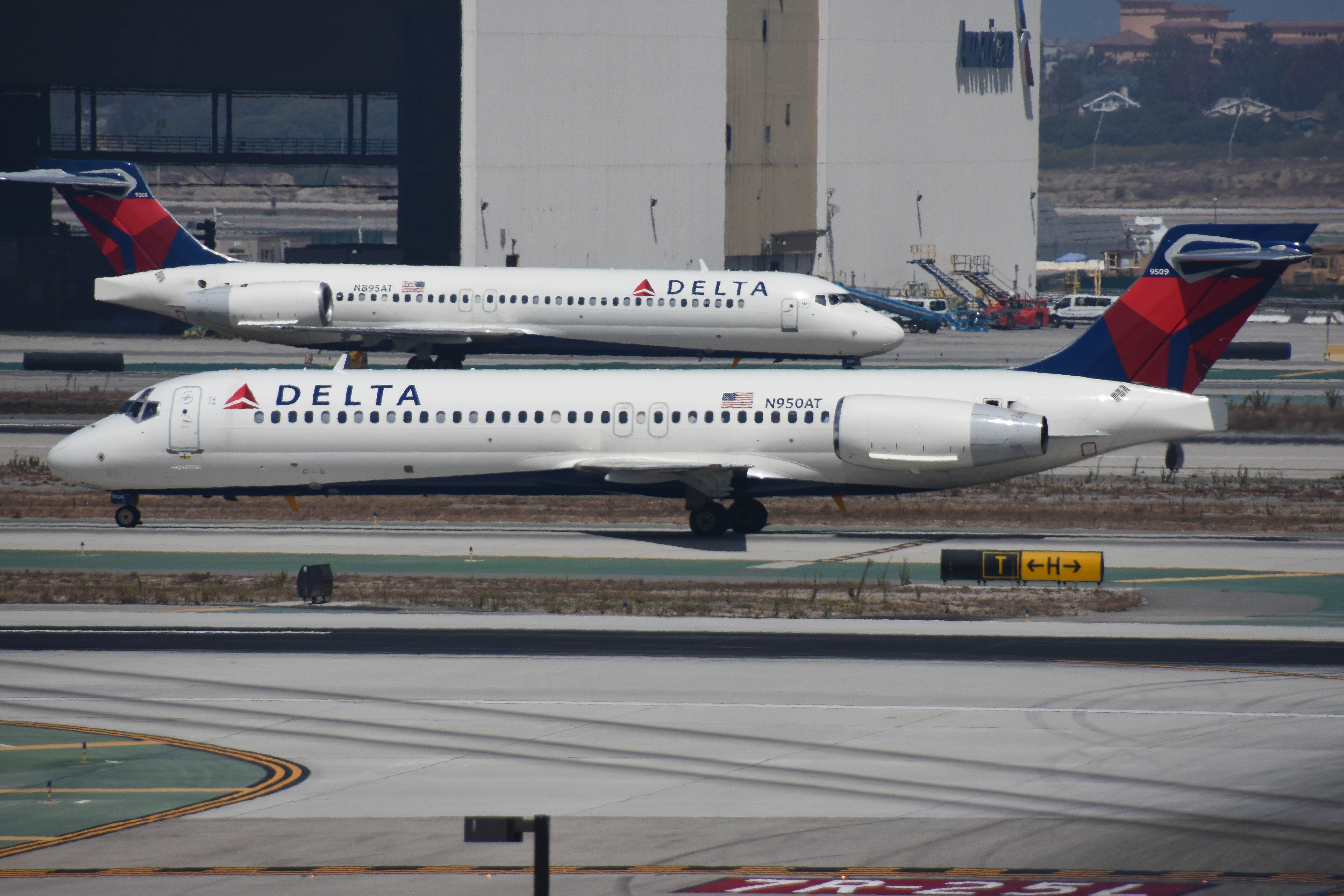 N950AT/N950AT Delta Air Lines Boeing 717-2BD Photo by colinw - AVSpotters.com