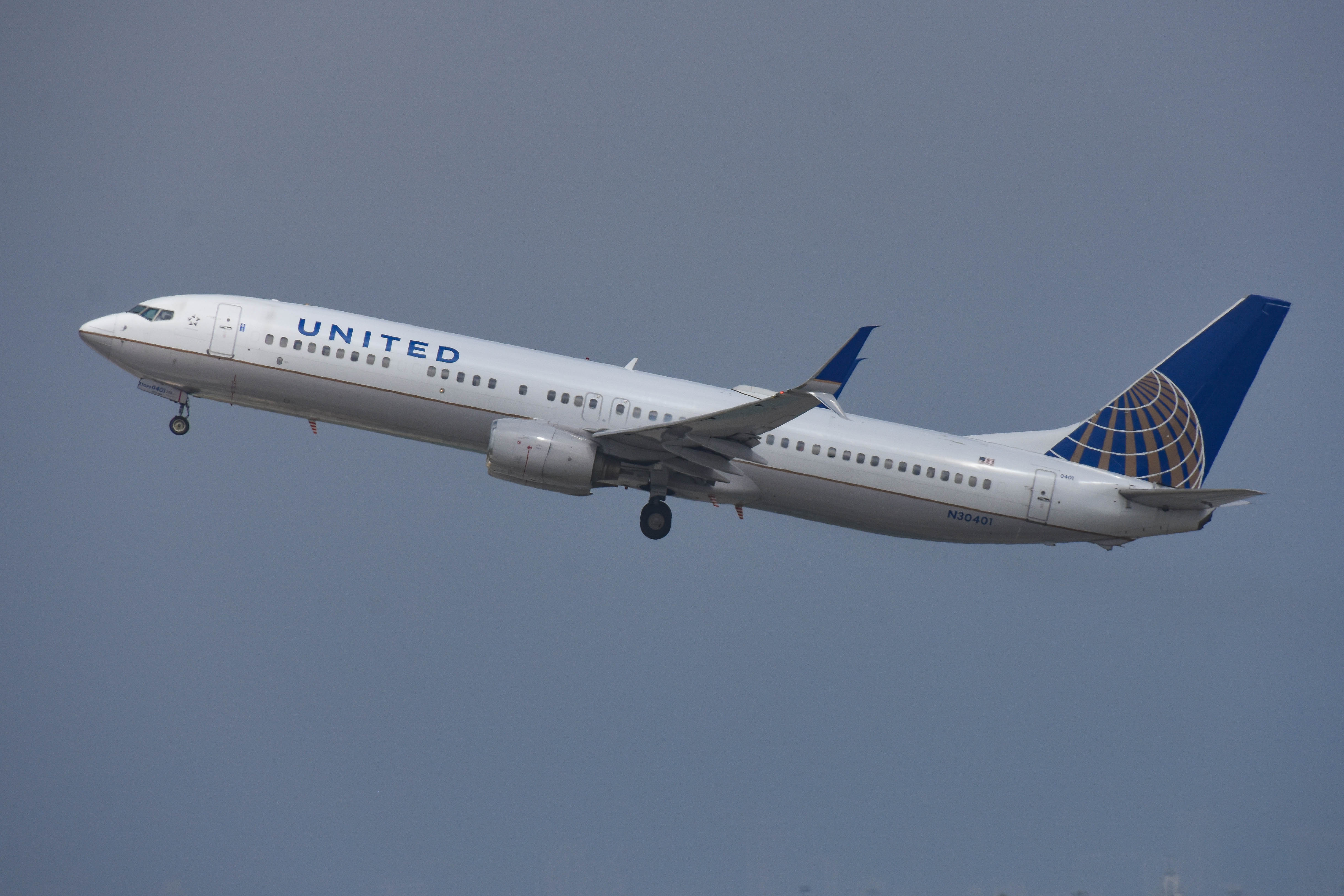 N30401/N30401 United Airlines Boeing 737-924(WL) Photo by colinw - AVSpotters.com