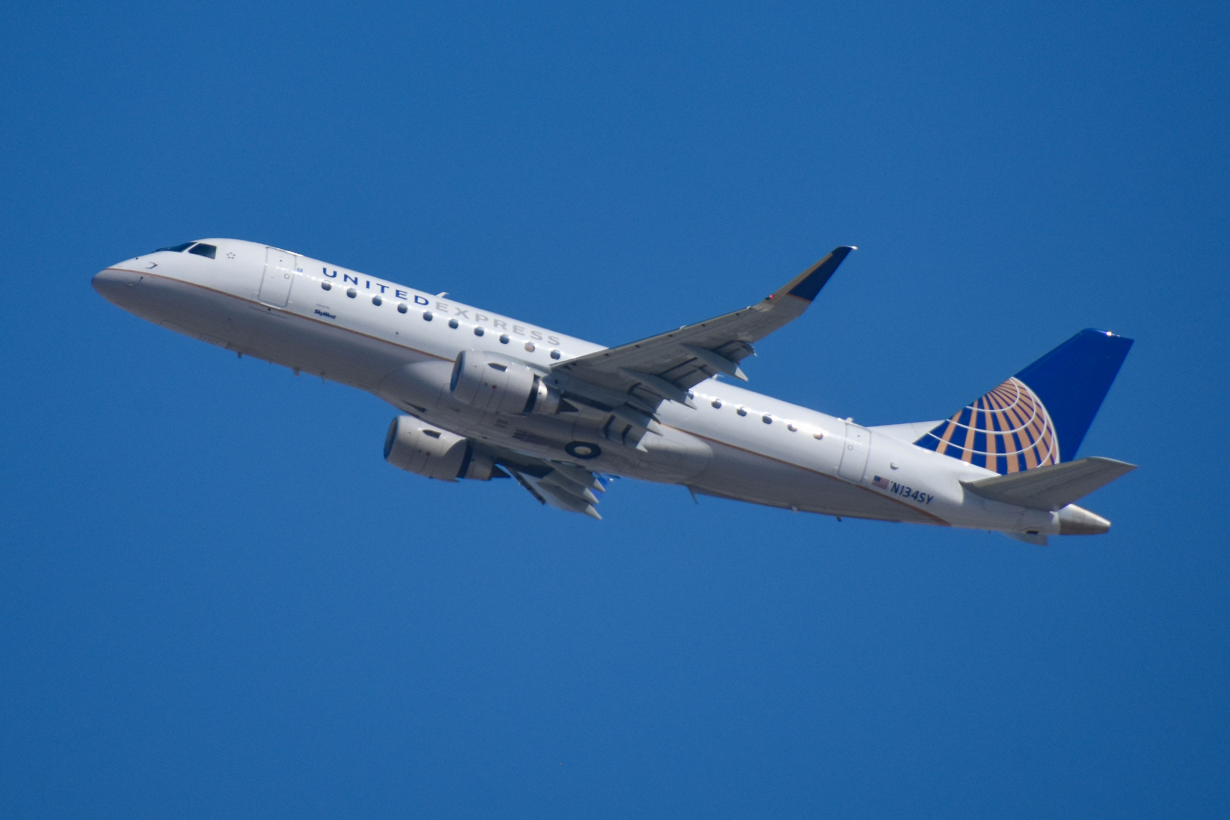 N134SY/N134SY United Express Embraer ERJ-175LR Photo by colinw - AVSpotters.com