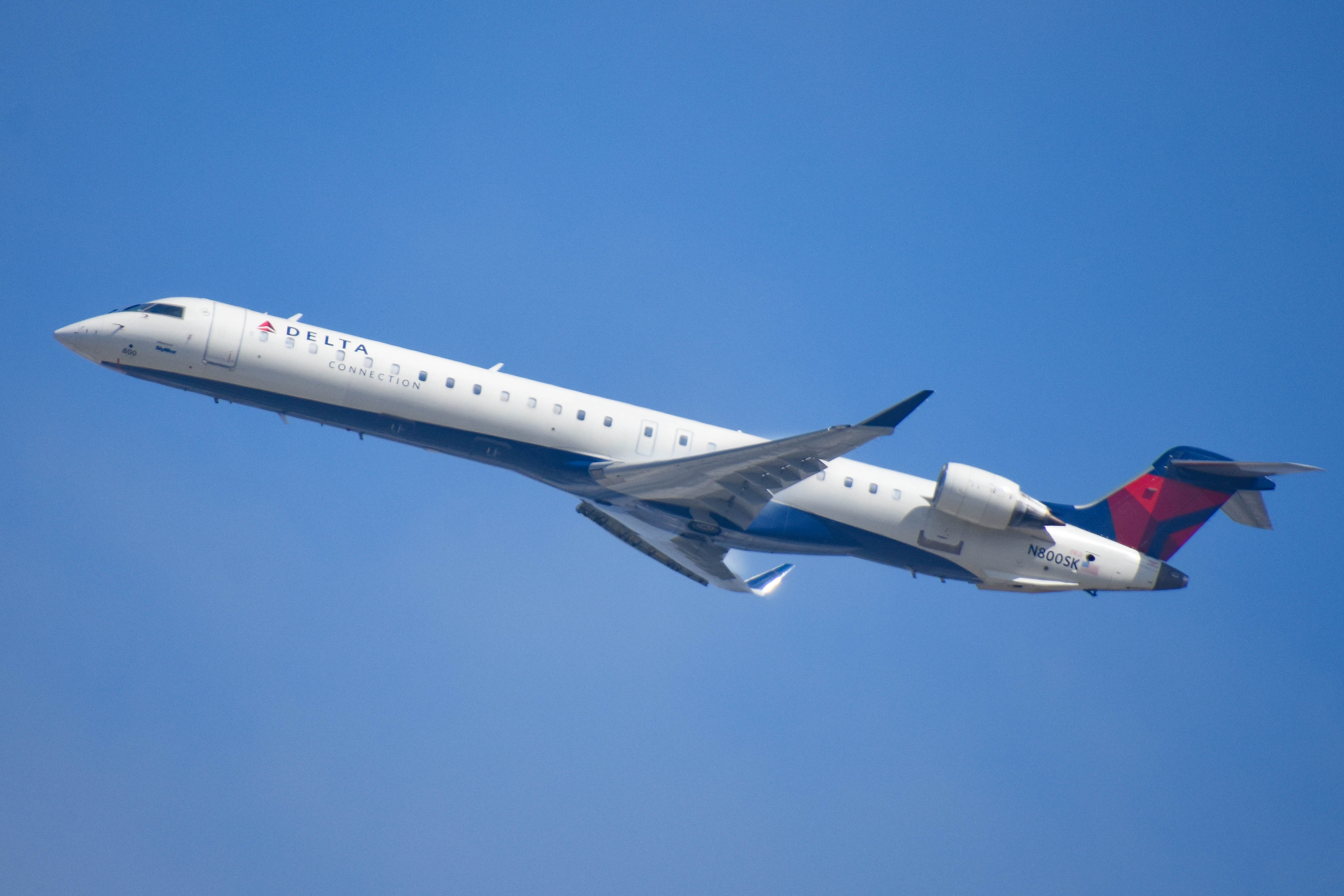 N800SK/N800SK Delta Connection Bombardier CRJ-900 Photo by colinw - AVSpotters.com