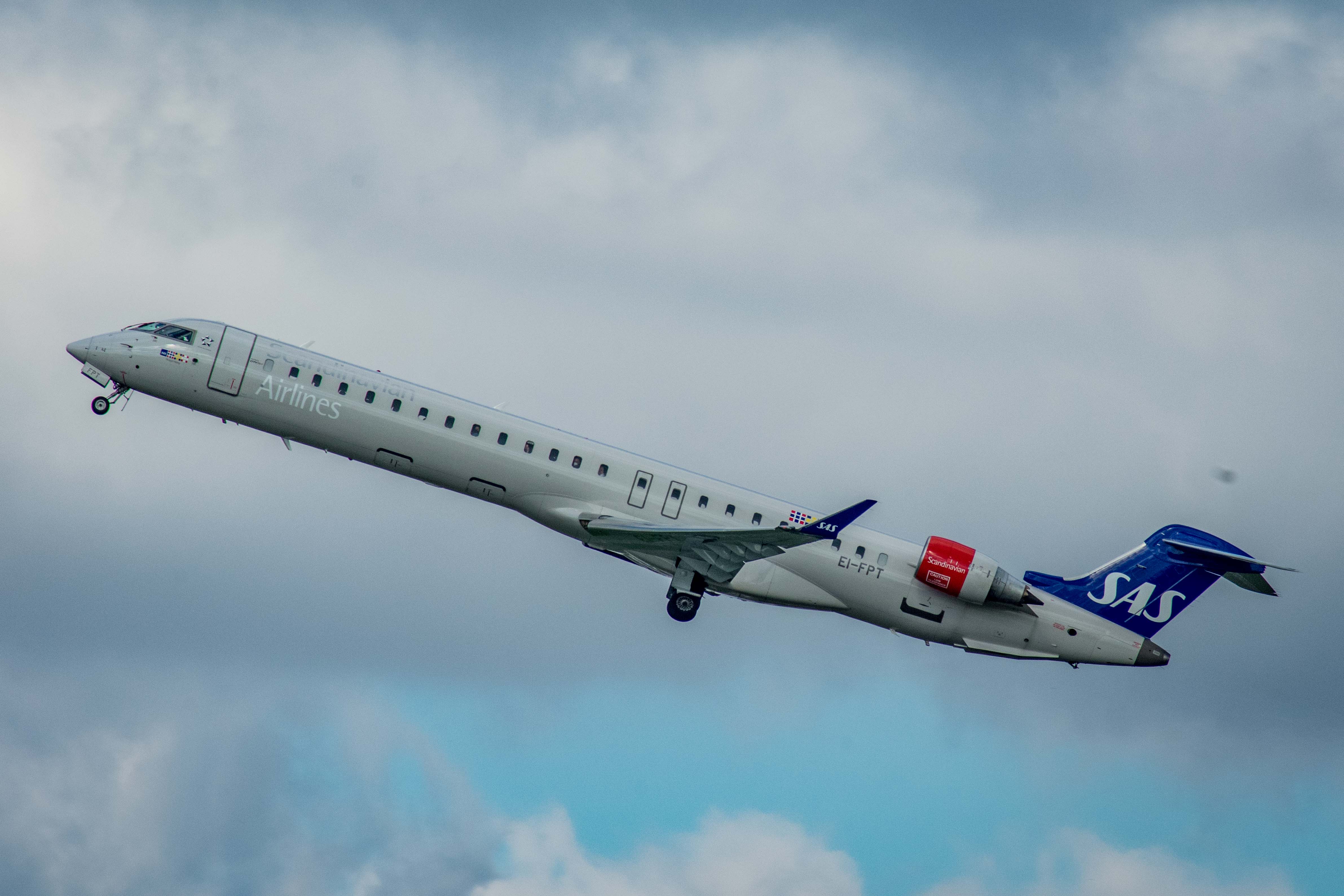 EI-FPT/EIFPT SAS Scandinavian Airlines Bombardier CRJ-900NG Photo by AV8 Photos - AVSpotters.com