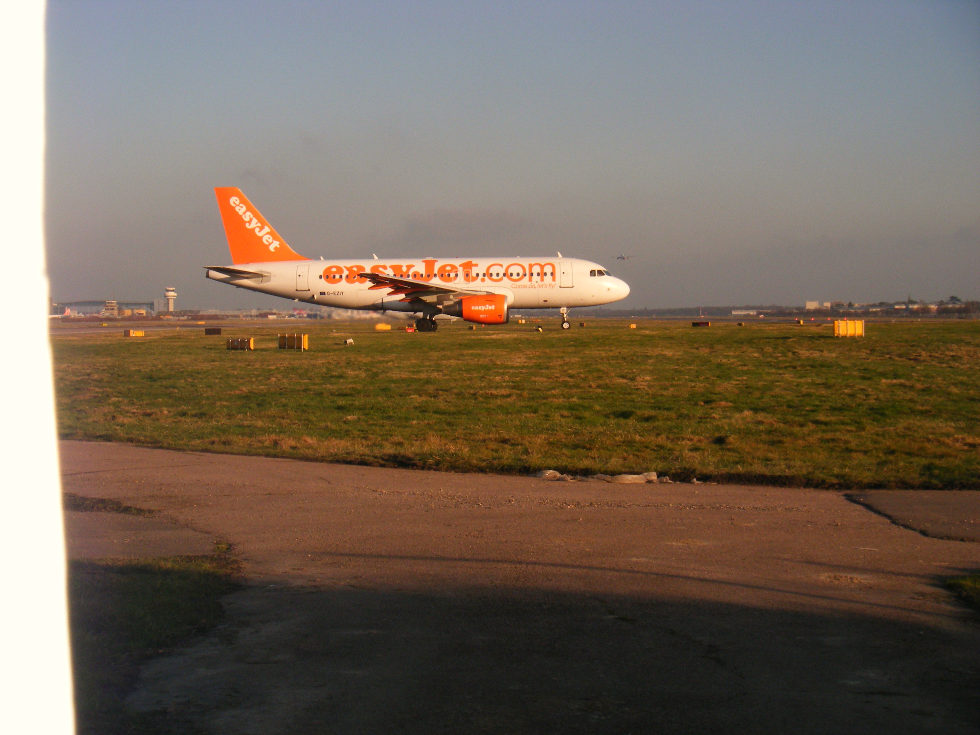 G-EZIY/GEZIY easyJet Airbus A319-111 Photo by RJflyer - AVSpotters.com