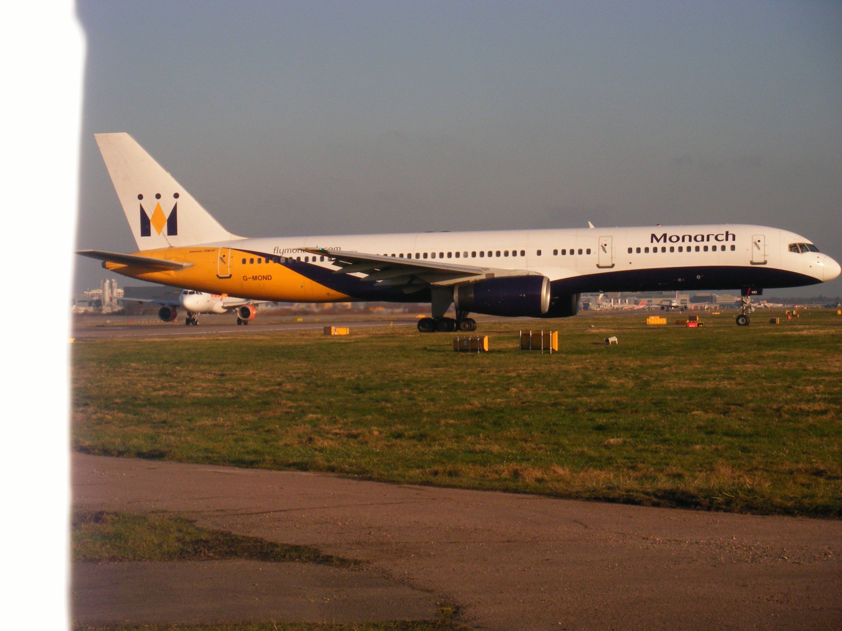 G-MOND/GMOND Monarch Airlines Boeing 757-2T7 Photo by RJflyer - AVSpotters.com