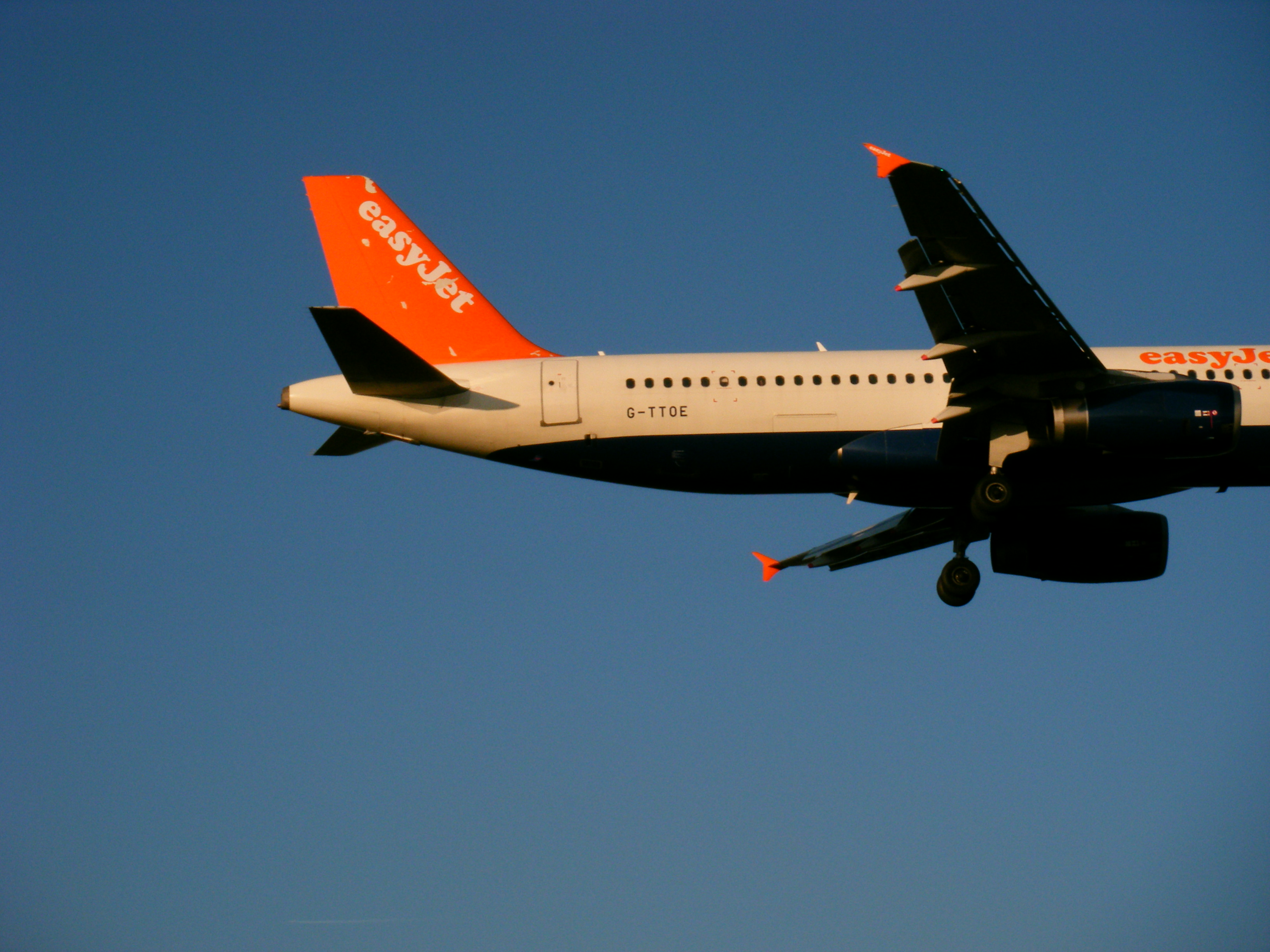 G-TTOE/GTTOE easyJet Airbus A320-232 Photo by RJflyer - AVSpotters.com